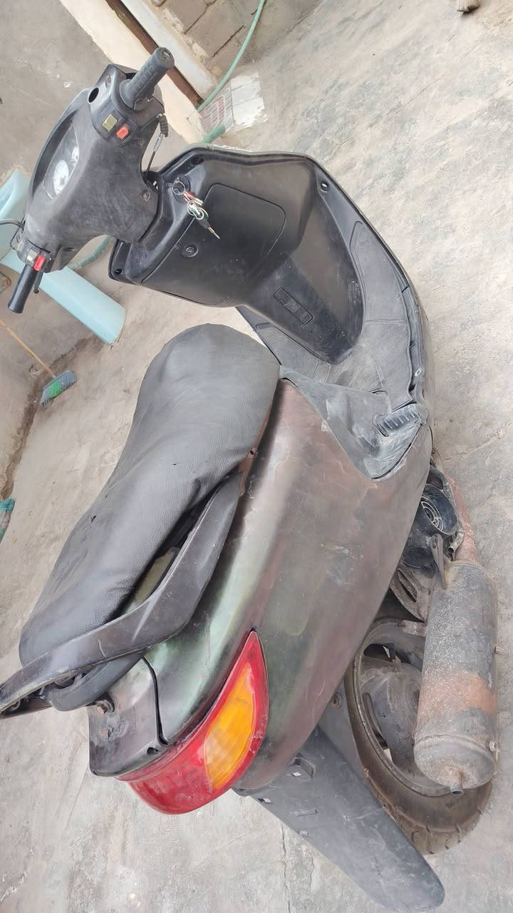 من رخصت لمدير فراشه لبيع نضيفه حيل انه ماغاسله توني جفتته وشديت كلجات امامي يعني دراجه  طير سريعه كلش لايت شغال وعينه شغاله ويه دراجه يشتغلن مابيه باتري رايده 300مكاني بلقبله ***********
