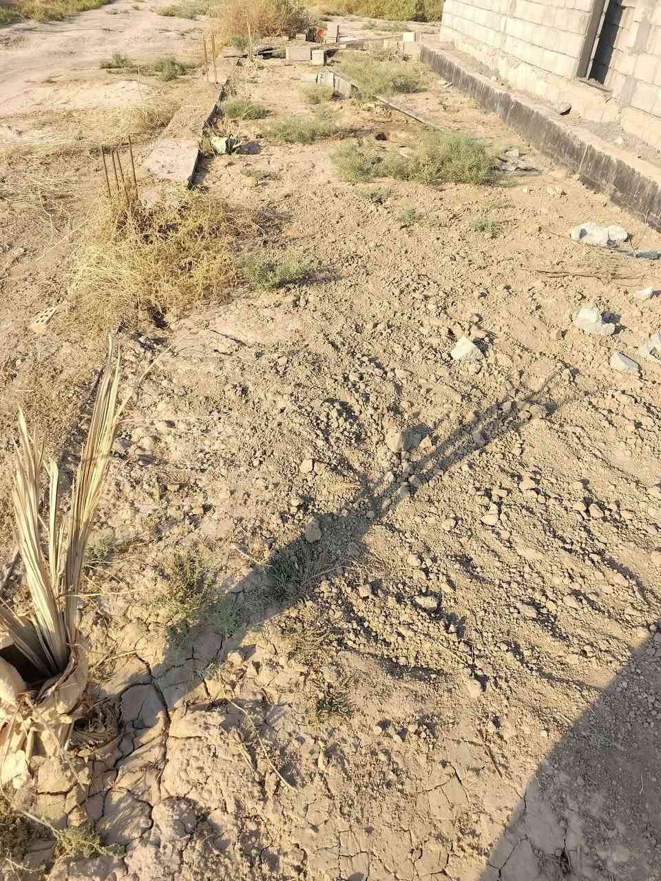 السلام عليكم بيت هيكل مساحه ٢٠٠ متر، +حديقه 100+ 300 المجموع 600 متر يقع على شارعين الاتصال علا  تلفون ***********.    ***********
