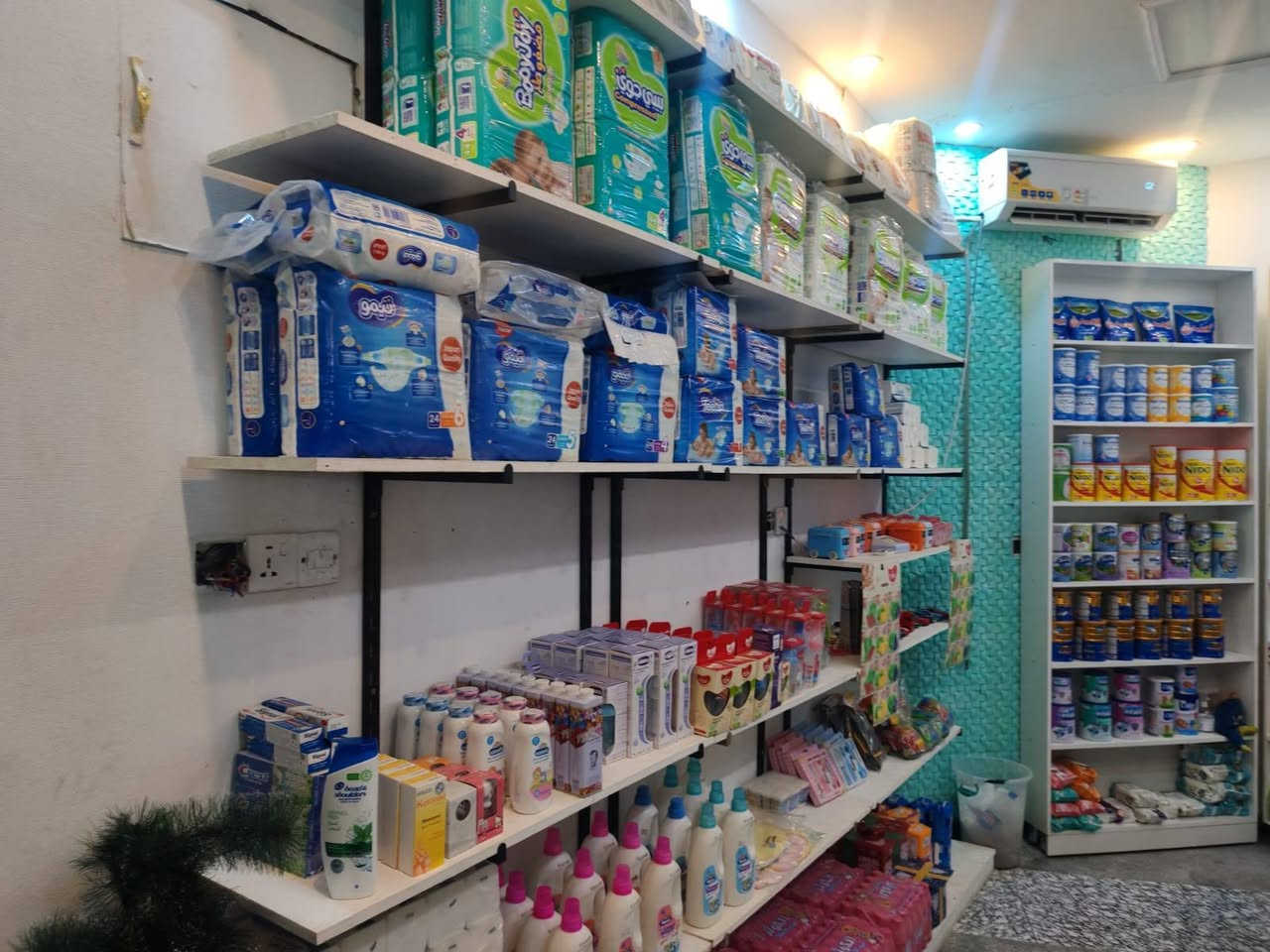 **إعلان بيع محل مستلزمات أطفال جاهز بالكامل وبسعر مناسب.**
 📢 **فرصة تجارية: محل مستلزمات أطفال للبيع**
 * **نوع العرض:** محل كامل للبيع (شلعة كاملة) بكافة تجهيزاته.
 * **الموقع:** حي الحسين – شارع 20 – بجوار علوة حي الحسين.
 * **السعر المطلوب:** 6,700,000 دينار عراقي (وقابل للتفاوض للجادين).
 * **للتواصل والاستفسار:** ***********

