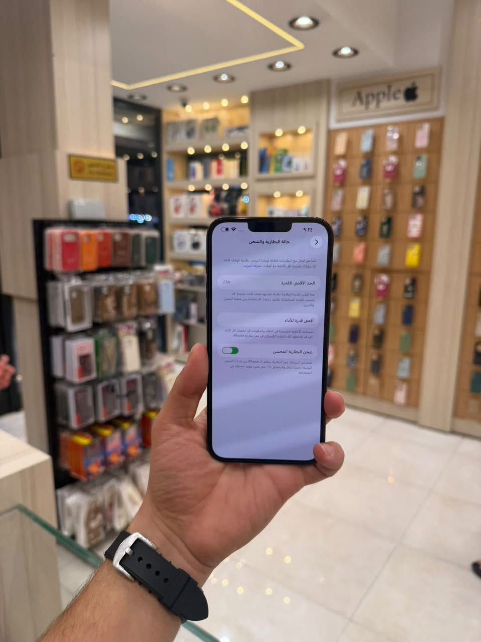 متجر ايفون سنتر mf
ايفون 13 برو ماكس
نموذج m
بطاريه : 85
الذاكره :256
جهاز نضيف
البيع نقد وقسط على المنصه مصرف الرافدين
السعر : 740
العنوان : بغداد الحريه الدولعي
***********

نص مكتوب في الصور:
- ٩:٣٤
- حالة البطارية والشحن
- >
- تما هو الحال مع البطاريات القابلة لإعادة الشحن، بطارية الهاتف قابلة
- للاستهلاك وتصبح أقل فاعلية مع الوقت. معرفة المزيد...
- الحد الأقصى للقدرة
- ٨٥٪
- هذا قياس القدرة البطارية مقارنة بقدرتها عندما كانت جديدة. قد
- تسبب القدرة المنخفضة تقليل ساعات الاستخدام بين عملية الشحن
- والأخرى.
- أقصى قدرة للأداء
- تساعد الأنظمة المضمنة في النظام والمكونات في تخفيف آثار الأداء
- الذي قد تلاحظها أثناء التقدم الكيميائي في عمر بطارية iPhone.
- شحن البطارية المحسن
- للحد من استنزاف عمر البطارية، يتعلم الـ iPhone من عادات الشحن
- اليومية، بحيث ينتظر ولا يتجاوز ٨٠% حتى يحين موعد حاجتك إلى
- استخدامه.