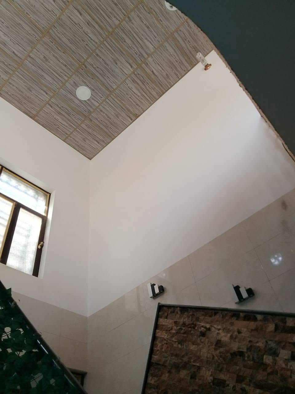 السلام عليكم  بيت 100 متر طابوصرف واجهه 6    حي النضال يبعد 100 متر عن مستوصف النضال والمدارس والروضه متوفر جميع الخدمات بنيان درجه اولى يحتوي عله غرفه واستقبال وصاله ومطبخ صحيات داخليه وخارجيه  للاستفسار الإتصال عله صاحب الدار ***********    ملاحضه البيت يباع مع الكاونتر و2 سبالت
