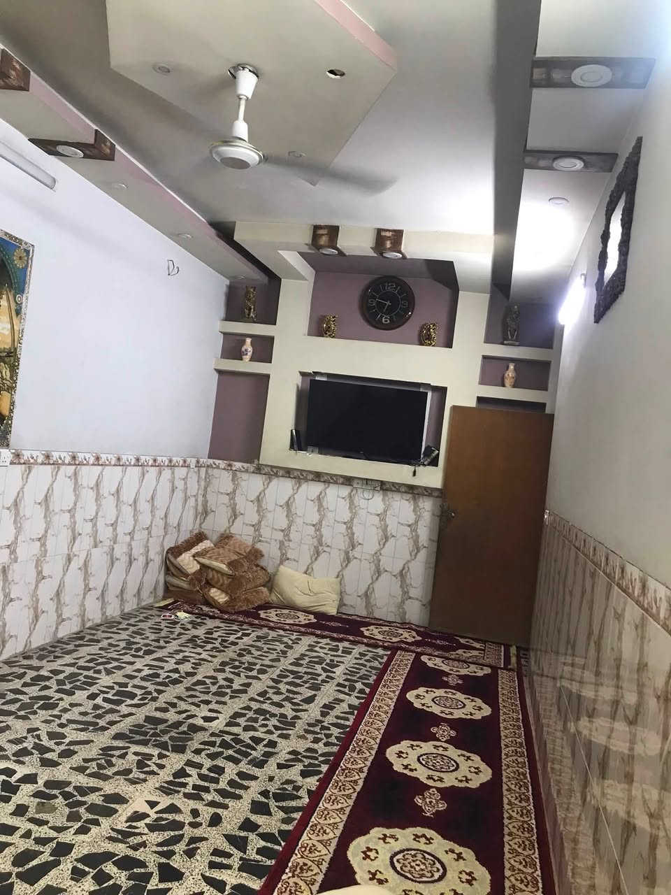 السلام عليكم دار للبيع منطقة الاورفلي بالقرب من جامع المصطفى من جهة شركة الانوار المساحة ١٥٠م الواجهة ٦م النزال ٢٥م طابقين الطابق الاول يحتوي علي گراج +صحيات خارجية +استقبال +هول+مطبخ حار ومطبخ بارد++حولي درج+غرفة نوم صحيات داخلية منور الطابق الثاني يحتوي على ثلاث غرف نوم +صحيات سند مستقل للاستفسار ***********
