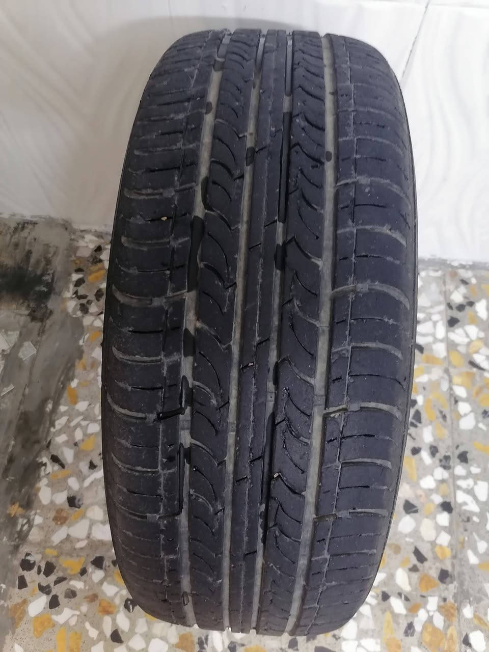 السلام عليكم
عندي 3 تايرات حجم 215/55/17 زوج صيني وتك كوري للبيع مكاني بغداد *********** سعرهن ٧٥ ألف

