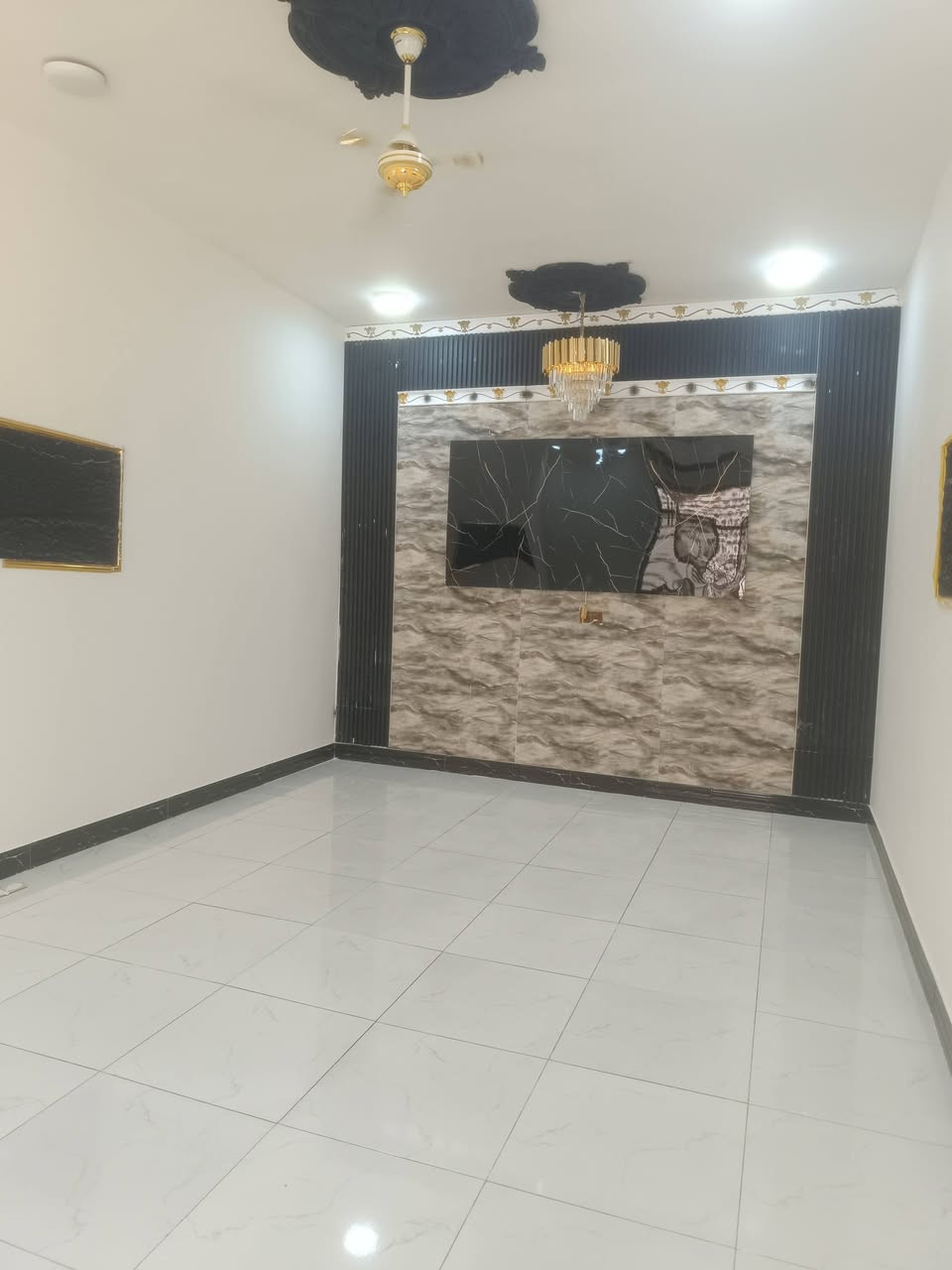 🏡 بيت للبيع – بناء حديث وجاهز للسكن 🏡

📐 المساحة: 200 متر
📜 طابو زراعي باسم عراقي – سند 25

✨ مواصفات البيت:
🔹 غرفتا نوم
🔹 استقبال واسع
🔹 مطبخ مفتوح على الصالة
🔹 صالة كبيرة
🔹 درج دائري أنيق
🔹 صحيات داخلية وخارجية
🔹 كراج سيارة
🔹 حديقة
🔹 بناء حديث ومرتب من جميع النواحي
🔹 البيت فارغ وجاهز للسكن

✅ الاستلام الفوري عند إبرام العقد

📍 الموقع: البصرة – أبي الخصيب – العاكوليه– الطريق الوسطي

💰 السعر: 90 مليون دينار عراقي
🔸 قابل للتفاوض

📞 للاستفسار:
***********
أبو مهدي

🏘️ نستقبل جميع العروض العقارية في محافظة البصرة

#عقارات_البصرة #أبي_الخصيب #بيت_للبيع #العاكوليه #فرصة_سكن
