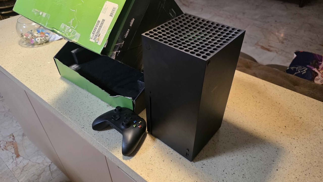 جهاز xbox series x  انتاج شهر الخامس ٢٠٢١ مع ملحقاته جوستك واحد فقط بحالة جيدة مفتوح من قبلي للتنظيف والادامة فقط ما مصلح ولا مفتوح البورد ومكفول من جميع النواحي والي يريد يأخذه ويتأكد من الجهاز يفحصه بأي مكان الي يعجبه مع حساب يحتوي على العاب بتل فيلد ٦ وكول او ديوتي والعاب اخرى الاتصال على الهاتف *********** او المراسلة عن طريق الواتس او الماسنجر وبي مجال للي جاد بالشراء والطيبين بغداد, العراق
