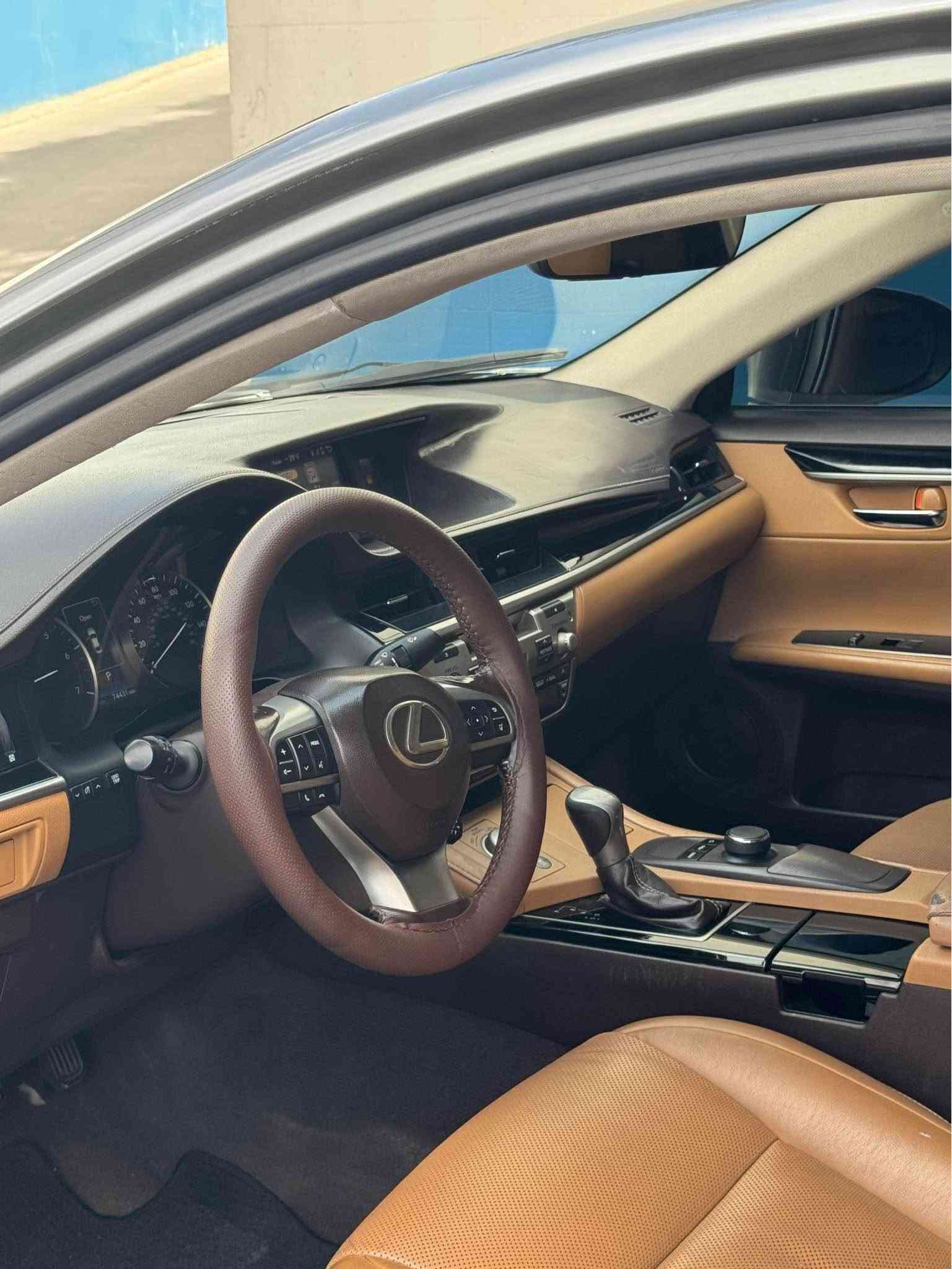 Lexus es350 تەنها 74 هەزار رۆشتووە گێڕو مەکینەو کارەبایات هەمووی بەشەرت تەزە خۆم سێرڤزی عامم بۆ کردووە سەیارەکە تەنها بۆنیتو چاملخی بۆیاخە بەو شەرتەی   شاصی قرچیشی نەبێ سەوتی دیجیتاڵیش بەشەرت 
شوێن سلێمانی 
*********** السليمانية, العراق
