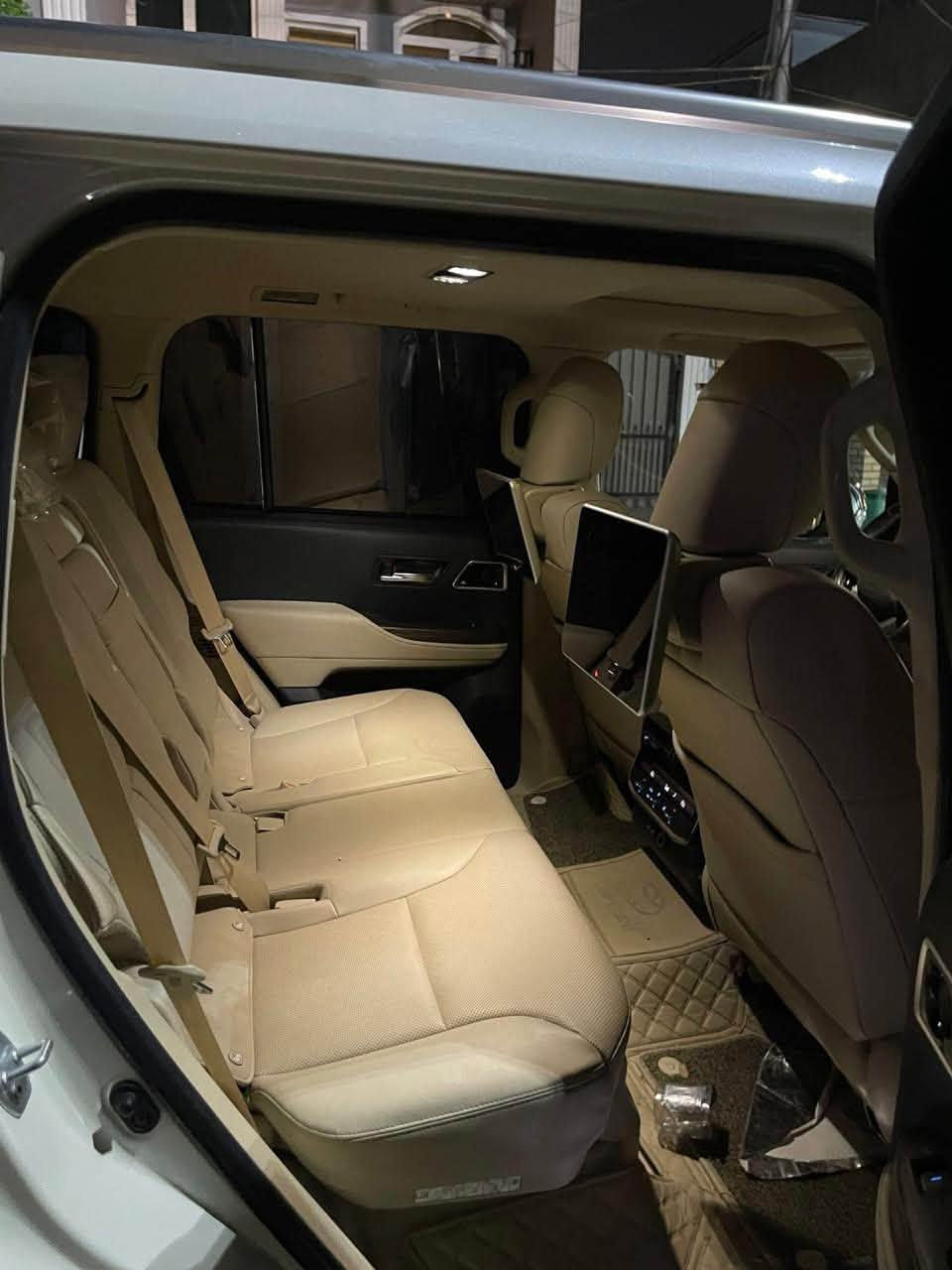 لاندكروز   VX  مديل 2022 الشكل الجديد 
فول مواصفات 
السيارة ماشيه 45 الف كم على وضع الزيرو 
رقم بغداد تحويل مباشر 
الباب الايمن بيها تعديل عل بارد والباقي مكفول
السياره فول
 4كامرات
رادار امامي خلفي
حساسات
5بصمات
وباقي المواصفات معروفه 
مكان السيارة بغداد 
السعر 63 الف وبيها مجال 
للاستفسار ***********
