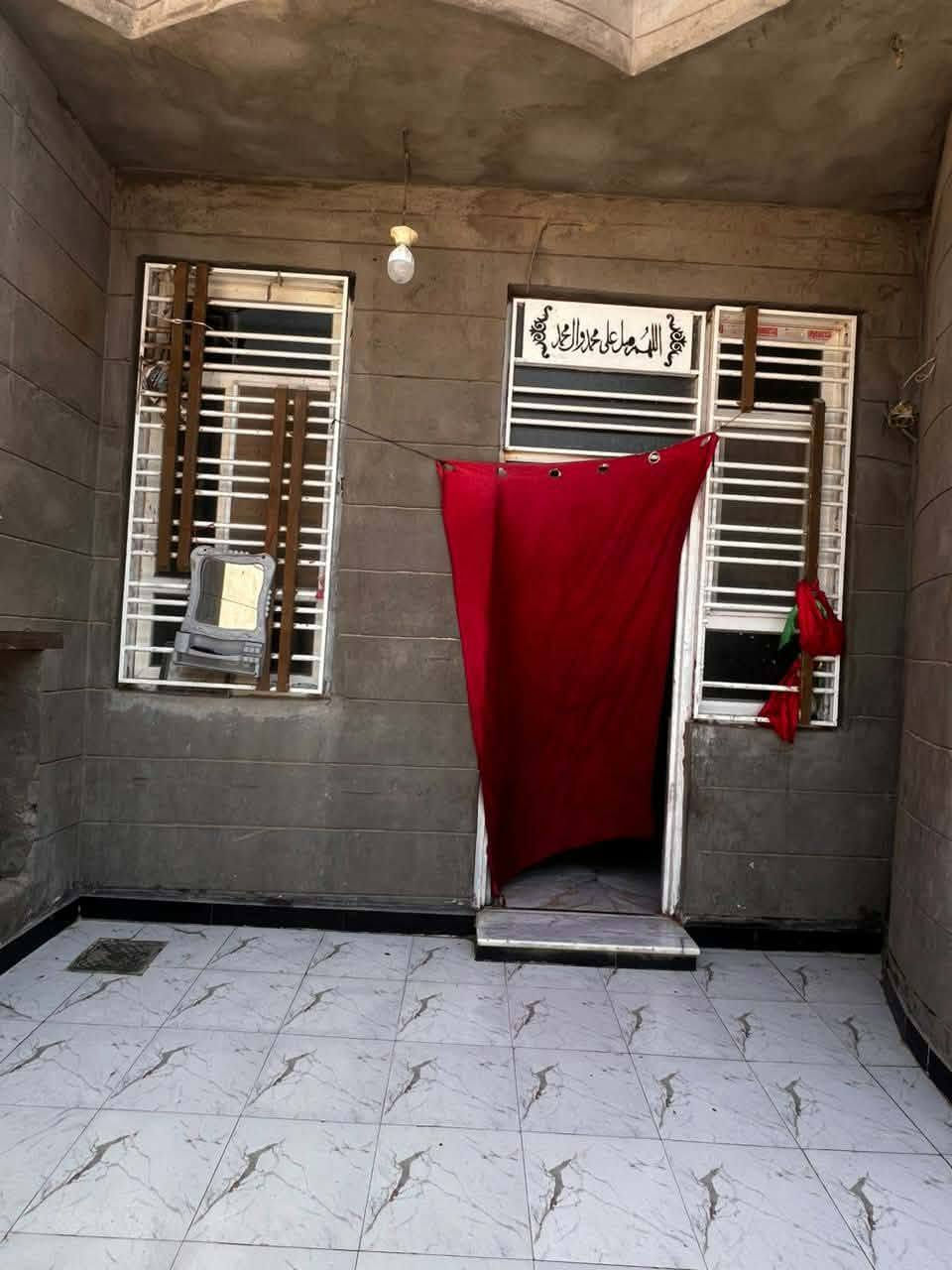 السلام عليكم 
دار للبيع ،،
المساحه 200 متر
بالانتفاضه الثالثه
خلف الشارع التجاري
يحتوي علئ 4 غرف نوم 
و2 صاله واستقبال كبير
ومجمع صحيات عدد3
وكراج كبير 
بناء حديث
طابق ونص
