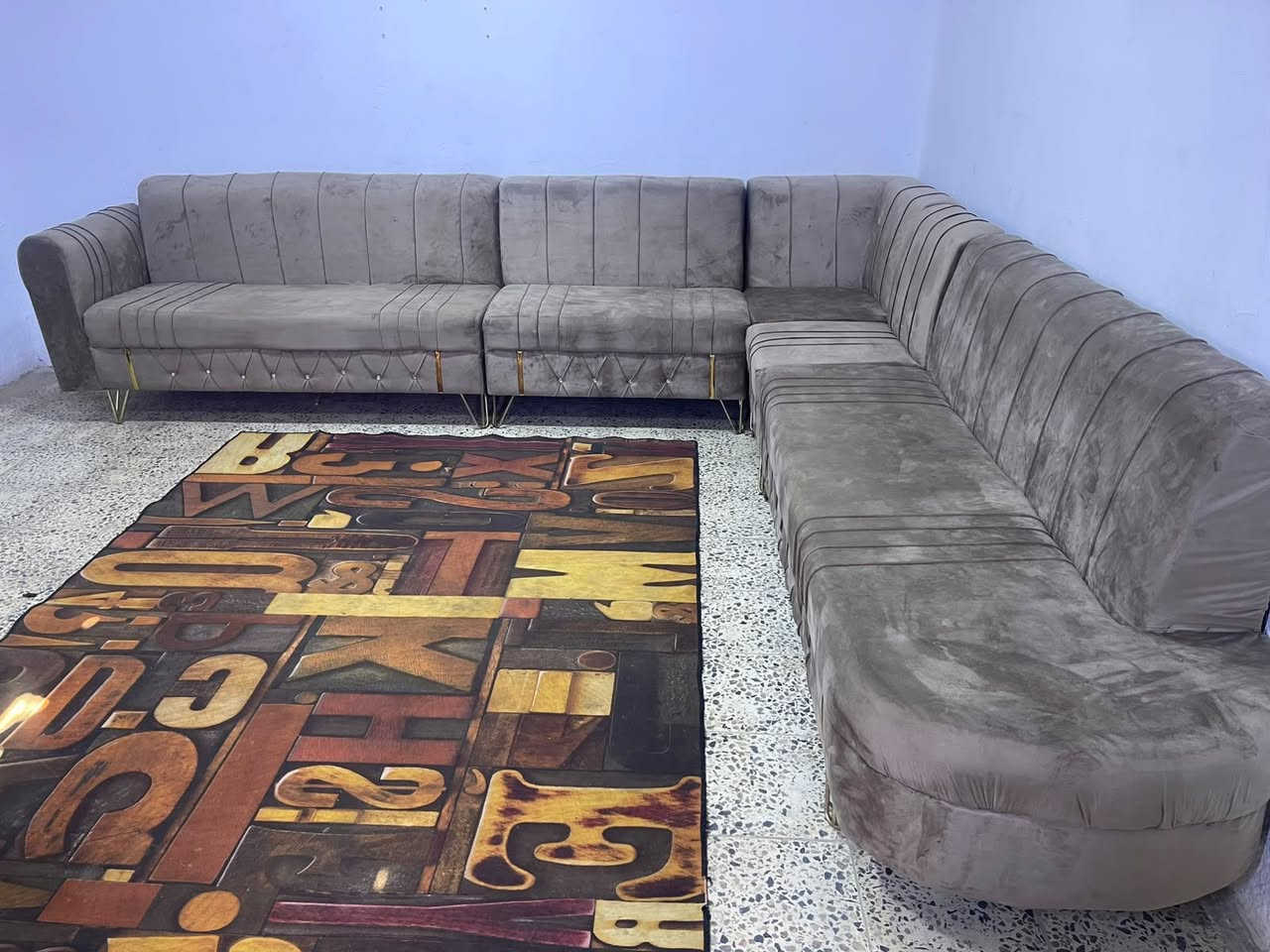 ديوان 10 مقاعد تكمه بلوك اسود استعمال شهر واحد فقط بدون اي ضرر ب210 وبي مجال 
***********
