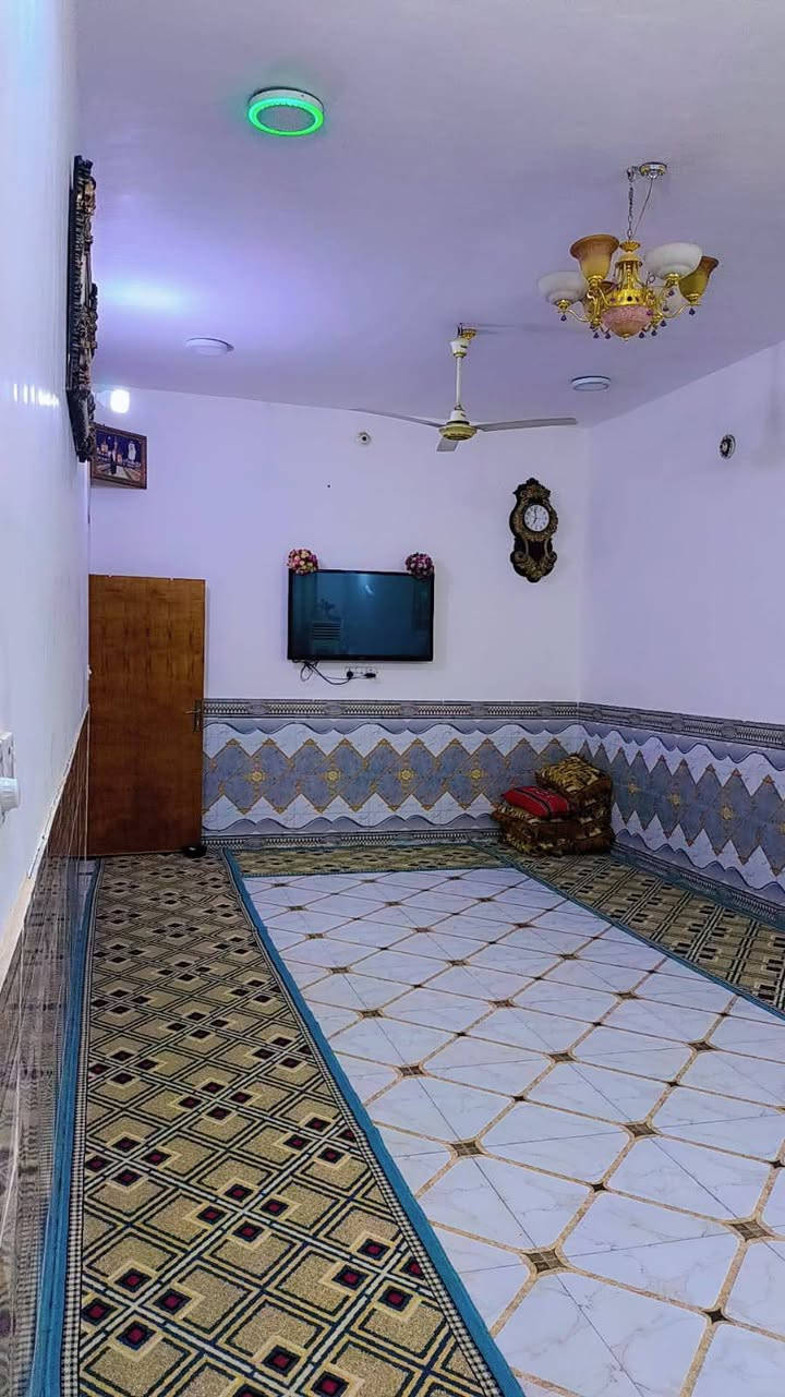 سلام عليكم دار اللبيع حي القصور
مساحة الدار 500 مبني 250 متر وباقي 250 متر حديقه بناء جديد 

استقبال 9× 4ونص

2 غرف 5× 4 نفس المستوه

صاله 5× 4

مطبخ 6× 4ونص الكراج 9 ونص

اني مكلف في النشر صاحب الدار هذا رقم ***********
