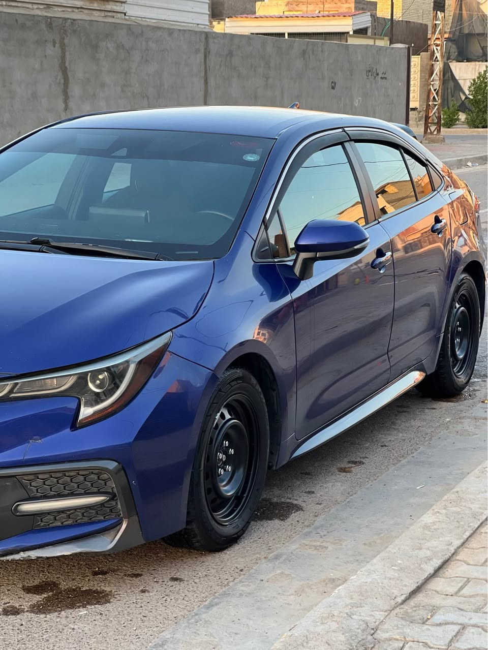 🚗 للبيع: تويوتا كورولا SE موديل 2020 (بحالة ممتازة)
• الموديل: 2020
• الفئة: SE (مواصفات رياضية واقتصادية)
• المسافة المقطوعة: 137 ألف ميل
• اللون الخارجي: أزرق مميز
• اللون الداخلي: أسود (مقاعد قماش بحالة الوكالة)
✨ أبرز المواصفات:
• تحكم ستيرن كامل (جهتين).
• شاشة لمس كبيرة تدعم Apple CarPlay و Android Auto مع كاميرا خلفية.
• رادارات أمامية وتنبيه خروج عن المسار مع مثبت سرعة ذكي.
• ويلّات (جنوط) رياضية قياس 18 إنش بلاد.
• أنظمة قيادة متعددة (Sport / Eco).

• السيارة بدون صبغ (الضرر بارد فقط).
• تعديل بارد في الجاملغ الخلفي.
• تعديل بارد في الجاملغ الأمامي وخشم البنيد (بدون أي تأثير على الدواخل أو الشاصي).
📍 مكان السيارة: بغداد]
تليفون - *********** بغداد, العراق
