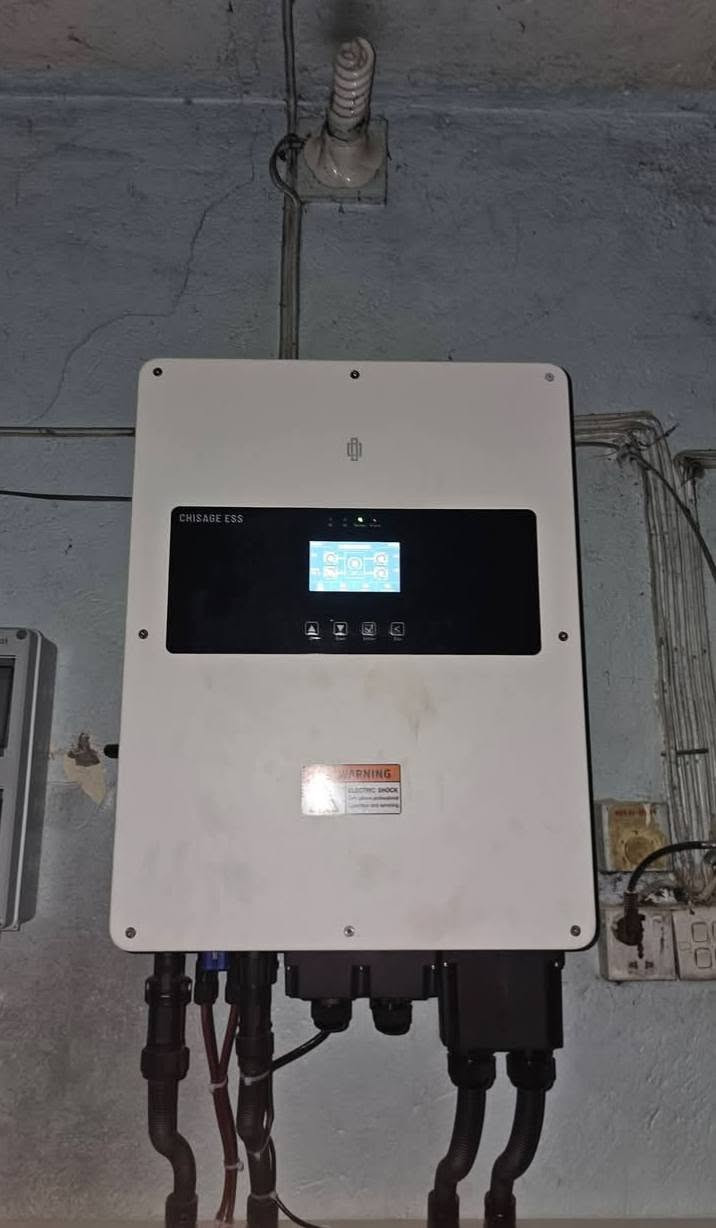 60 انبير نهاري مع 30 انبير ليلي 😎

تم تركيب منظومة طاقة شمسية متكاملة ⚡🔋
مواصفات المنظومة: 🔹 ألواح لونجي X10 — 650 واط
🔹 انفيرتر هايبرد IP65 — عدد 2
🔹 بطاريات شيساج — 16 كيلو عدد 2
🔹 تشغيل نهاري — 60 أمبير
🔹 تشغيل ليلي — 30 أمبير
🔹 مدة التشغيل — 4 ساعات بل تناوب مع الوطني 
شغل مرتب وتنفيذ احترافي، وبأعلى كفاءة واعتمادية ☀️⚡
المهندس محمد زياد
📞 ***********
📞 ***********
مكتب المهندس للطاقة الشمسية ☀️🔋
