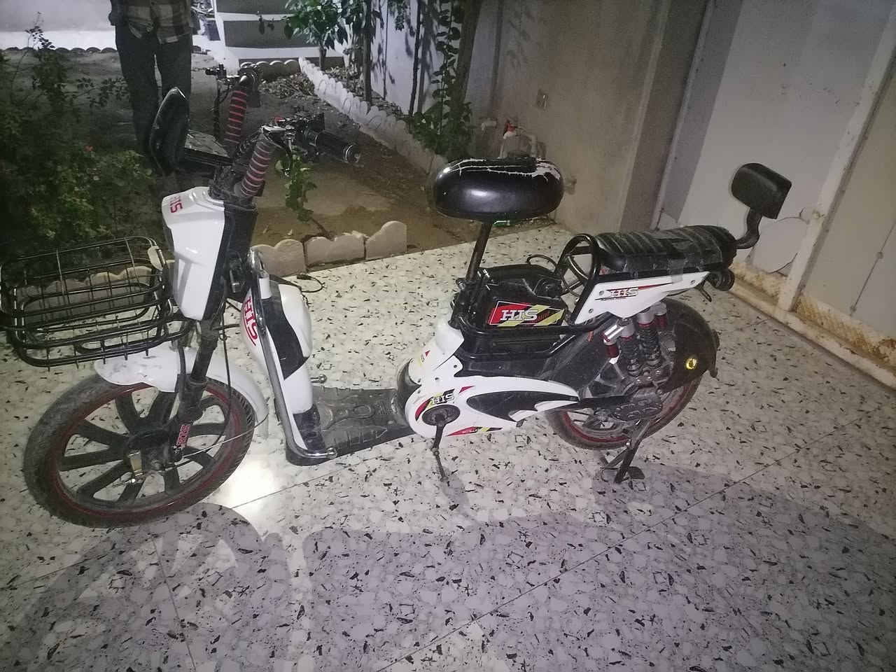 دراجه شحن لبيع مابي عيب دراجه حلوه فقط بطاريت ميت يعني بدون بطاريت سعره 150 بى مجال بسيط ***********

