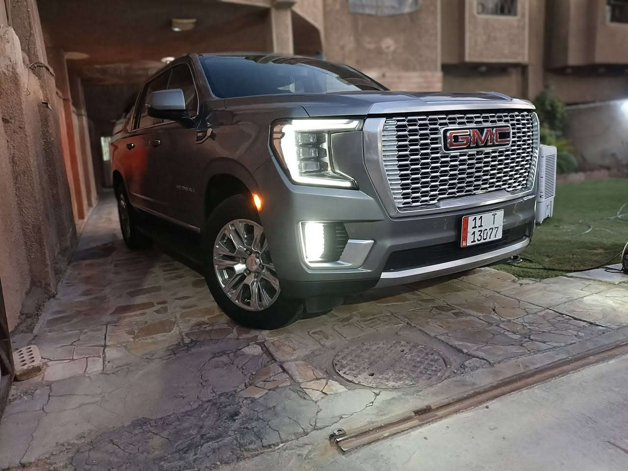 السلام عليكم جمسي موديل 2022 وارد امريكي فئة دنلي حدثه جاملغ وبنيد ايمن رقم (بغداد) ماشيه 256الف المحرك 6.2 المواصفات بدون فتحه كراسي VIP دوسه عاديه مو كهرباء ويل 20 مكان سياره بغداد الاتصال ***********
