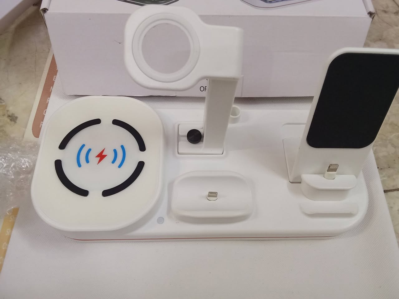 محطة شحن متعددة الوظائف (Multi-function Charging Station) مخصصة لأجهزة أبل (مثل آيفون، ساعة أبل، وسماعات إيربودز)، وتتضمن قاعدة شحن لاسلكية ومنفذ شحن سلكي.المكونات الأساسية: تحتوي على قاعدة شحن لاسلكية دائرية، حامل مرتفع مخصص لساعة أبل (Apple Watch)، ومنفذ توصيل (Lightning) لشحن الهواتف أو الأجهزة الأخرى.طريقة التشغيل: يتم توصيل القاعدة بمصدر طاقة عبر كابل (Type-C غالباً) لتغذية جميع المنافذ ونقاط الشحن اللاسلكي في آنٍ واحد.التوافق: صُممت خصيصاً لتنظيم شحن هاتف الآيفون، الساعة الذكية، والسماعات اللاسلكية على المكتب بآن واحد لتخفيف فوضى الأسلاك السعر10حجم كبير 
.التواصل على رقم ***********🔥🔥🌹☀️
