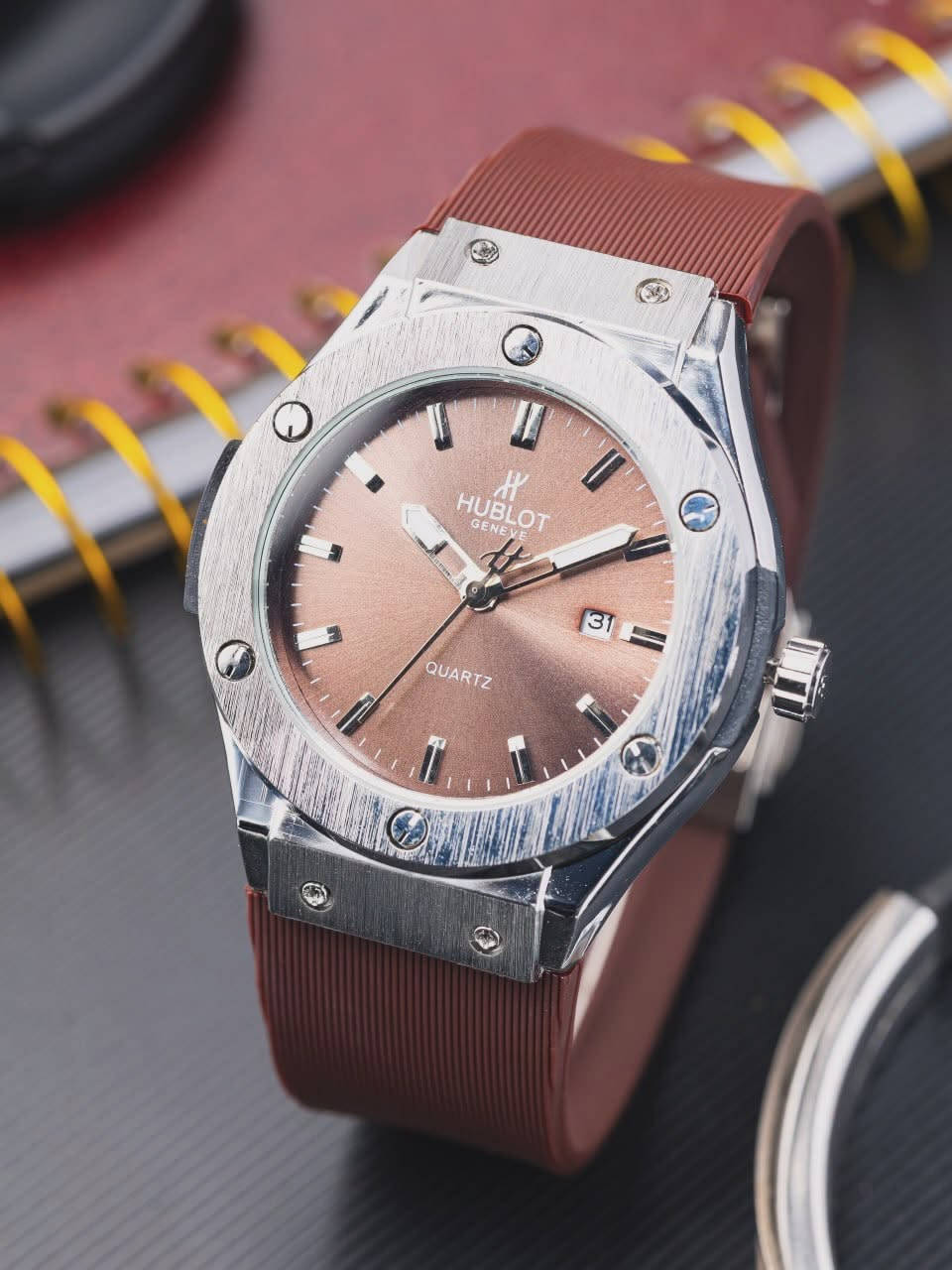 HUBLOT | هابلوت
ساعة رجالية صُممت للرجل اللي يعرف قيمة التفاصيل.
حضور قوي، تصميم راقٍ، وأناقة ما تمر مرور الكرام. 🖤
☑️ضمان سنة 
☑️سير ربل 
☑️قفل فراشة 
☑️نافذ شهري 
☑️سل ستيل 
☑️عقارب لومينوس ضوئي 
☑️السعر خاص 
☑️للحجز مراسلة الصفحة 
☑️متوفر توصيل لكافة المحافظات 🚛
***********
