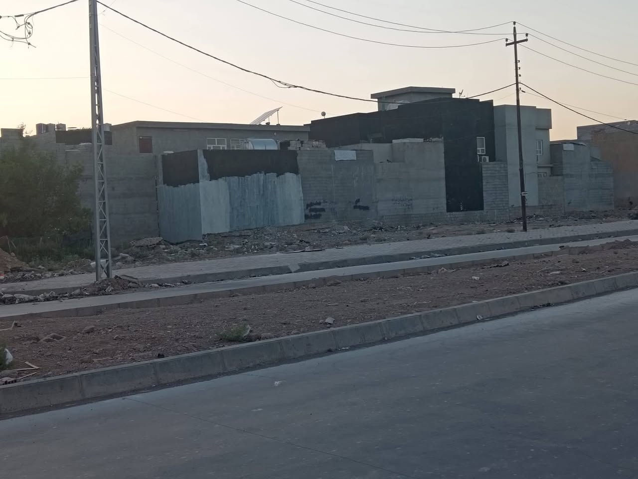 قطعة أرض تجاري طابو للبيع
موقع مميز على شارع سايدين 
المساحة /  ٣٧٢ متر
الواجهة / ١٥ متر 
العنوان/كركوك حي الزوراء قرب جامع الراشدين
السعر /يرجى الاتصال على ***********
