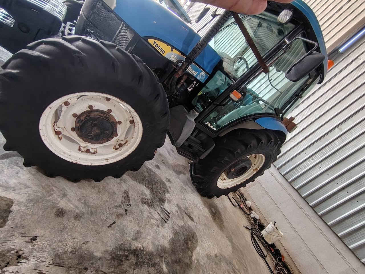 نيهولند حجم95 موديل 2011 رقم بغداد ايطالي فول مواصفات فول عادي سوبر صفر جاج تبريد ثلج مكينه جاهزه مابيها نقص جديده مال جناي غرفتها شرط زيرو مكان واسط الزبيديه السعر مناسب ***********
