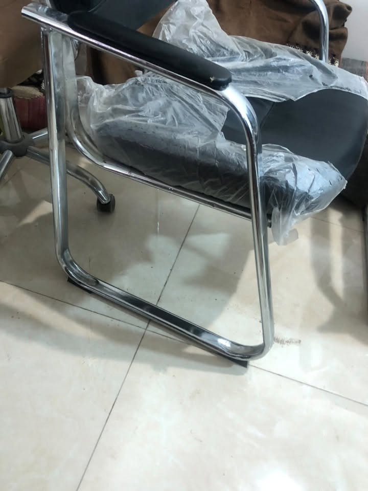 بيع مستعجل  ميز مع ملحق مجرات نوعية اصليه اطار حديد مكانه الحله شارع 80 
الميز سعره 135 الف نظافة 95٪؜ استعمال فقط 4 اشهر 
الكرسي سعره 45 للتواصل على رقم ***********
