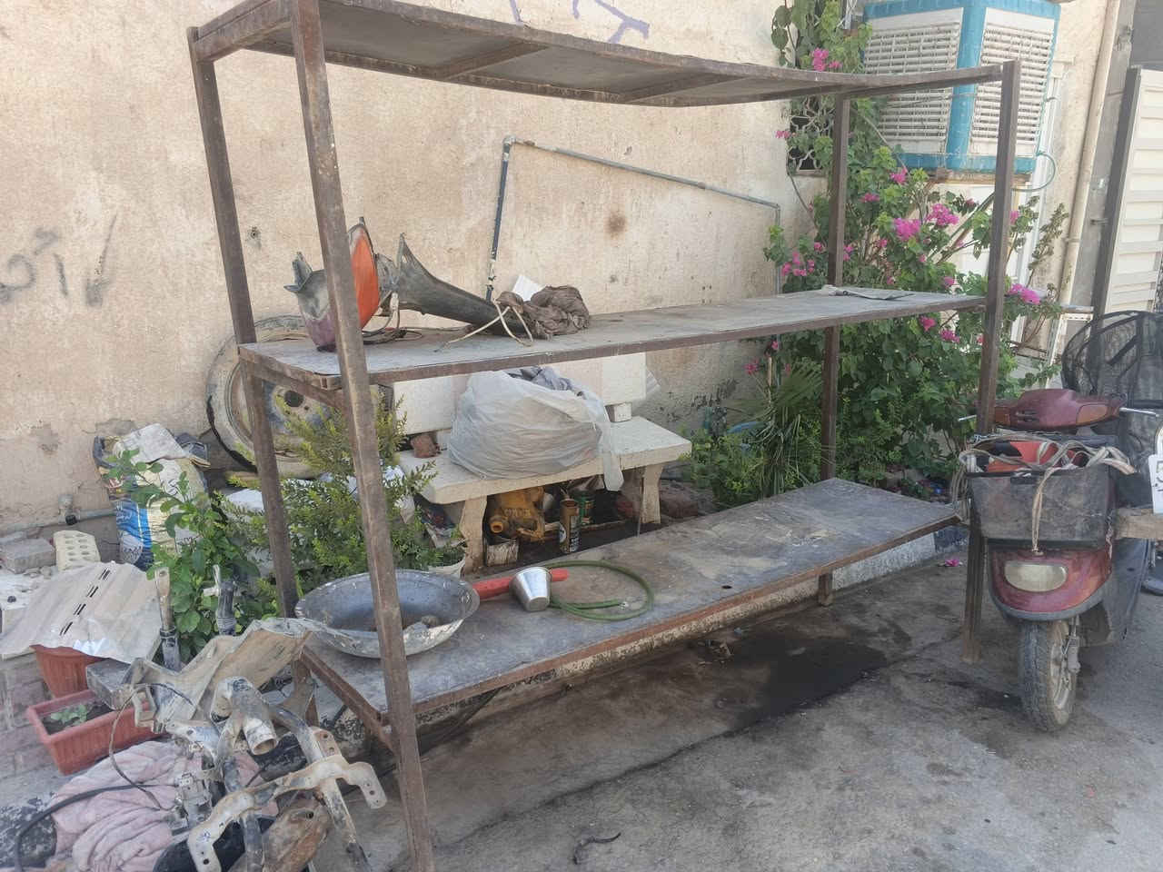 ميز رفوف 
3خانات عرض خانة 55سم
طول 2م
عرض220م
كربلاء حي سلام 
***********
