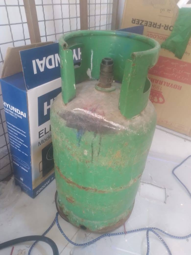 قنينه غاز نظيفه وبيها اقل النص غاز السعر ٧٥ وبيها مجال للشراي العنوان البصره الجزيره شارع الصقر قرب حسينيه فاطمه الزهراء تواصل واتساب ***********
