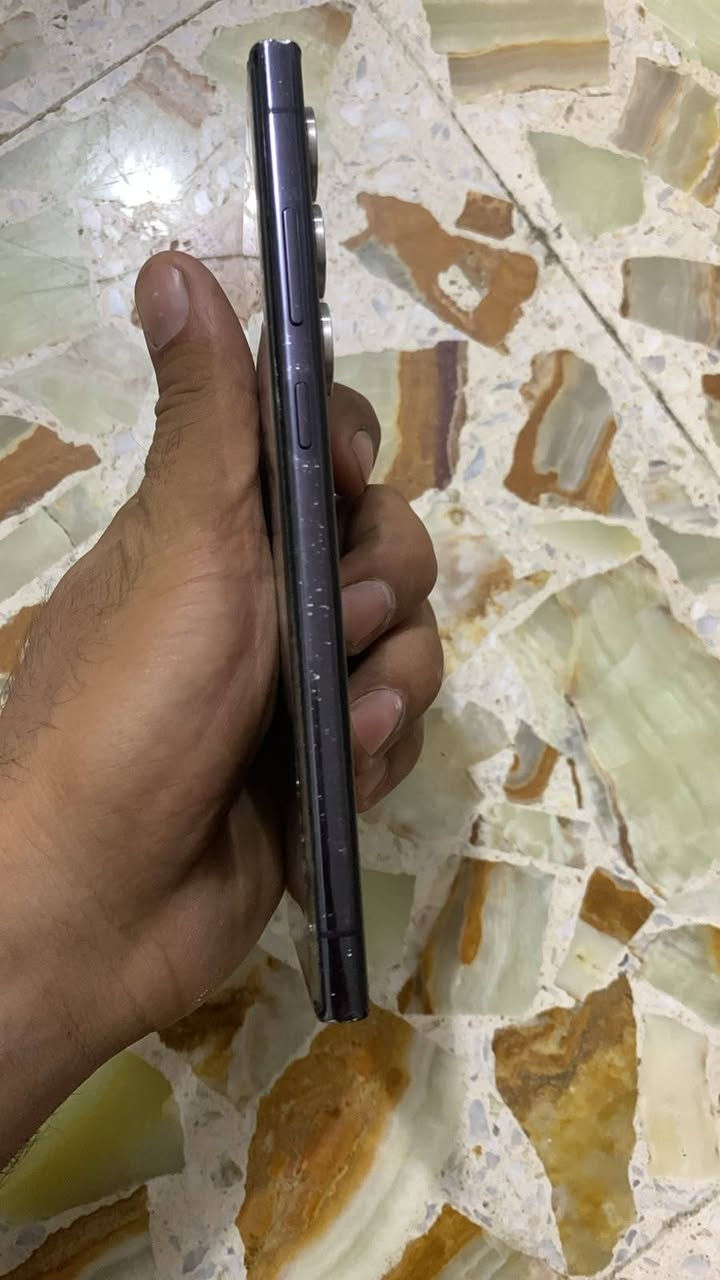 السلام عليكم عندي s23 ultra  نضيف مامفتوح ابد كامل ملحقات وكاله عين الفهد ذاكره 256 بس هل خدوش بل شاصي مثل ماموضح بل صوره عنواني بغداد مدينه الصدر السعر 650قفل رقمي *********** وتساب فقط
