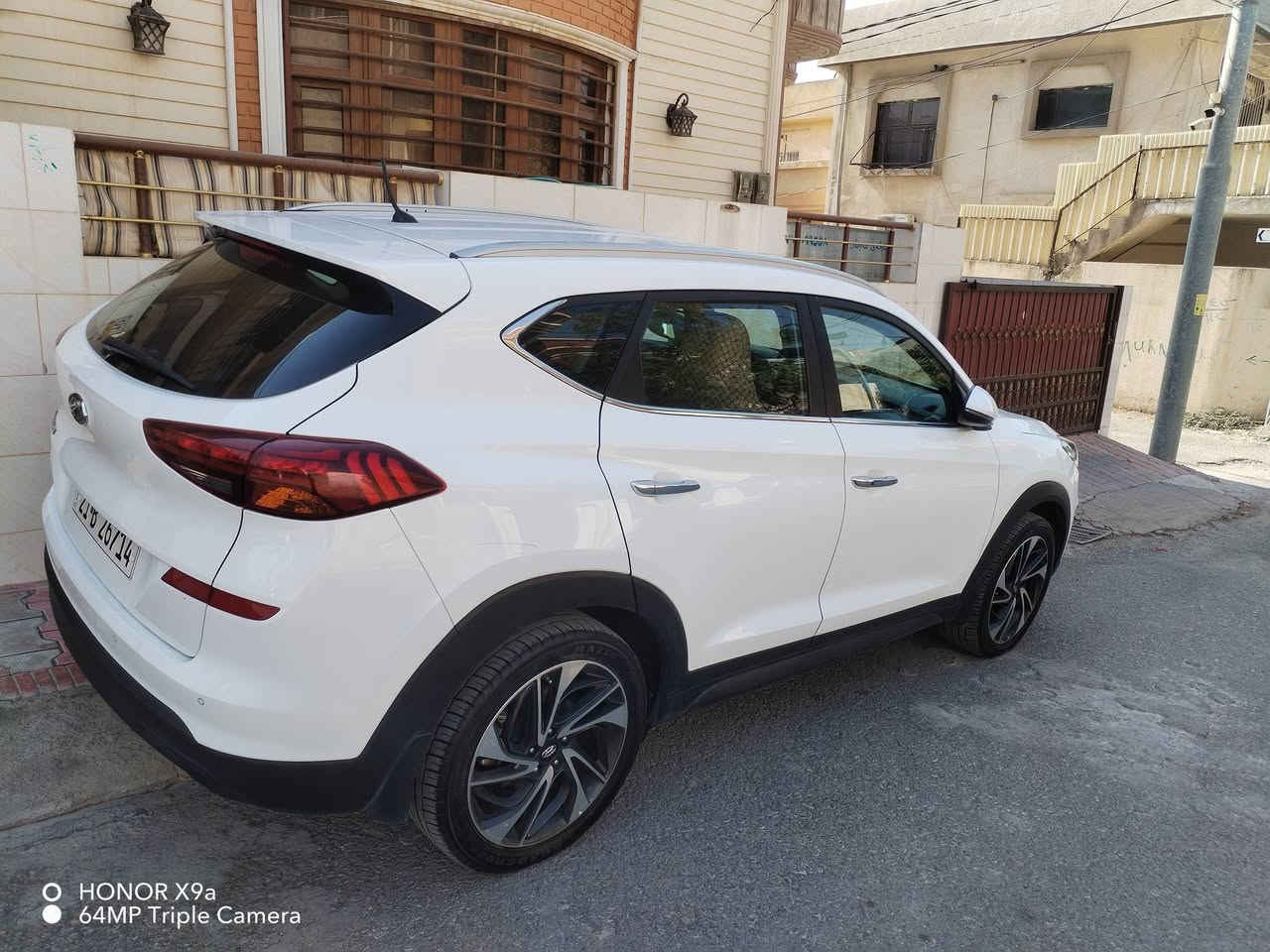 هوندای تکسون 2020
1 پە لە بۆیاخ بی دعم بێ ناوگرتن 
85هە زار ڕۆشتوە لە سفریە وە لای خۆمە 
سە نە وی فە حسی تازە 
هی مالی خۆمە هی مە عرە ز نیە 
مە کینە نە کراوە تە وە زۆر تازەیە 
لە سلیمانی 177 گە ڵا مجال کە م
***********

نص مكتوب في الصور:
- HONOR X9a
- 64MP Triple Camera
- HONOR X9a 64MP Triple Camera
- O HONOR X9a
