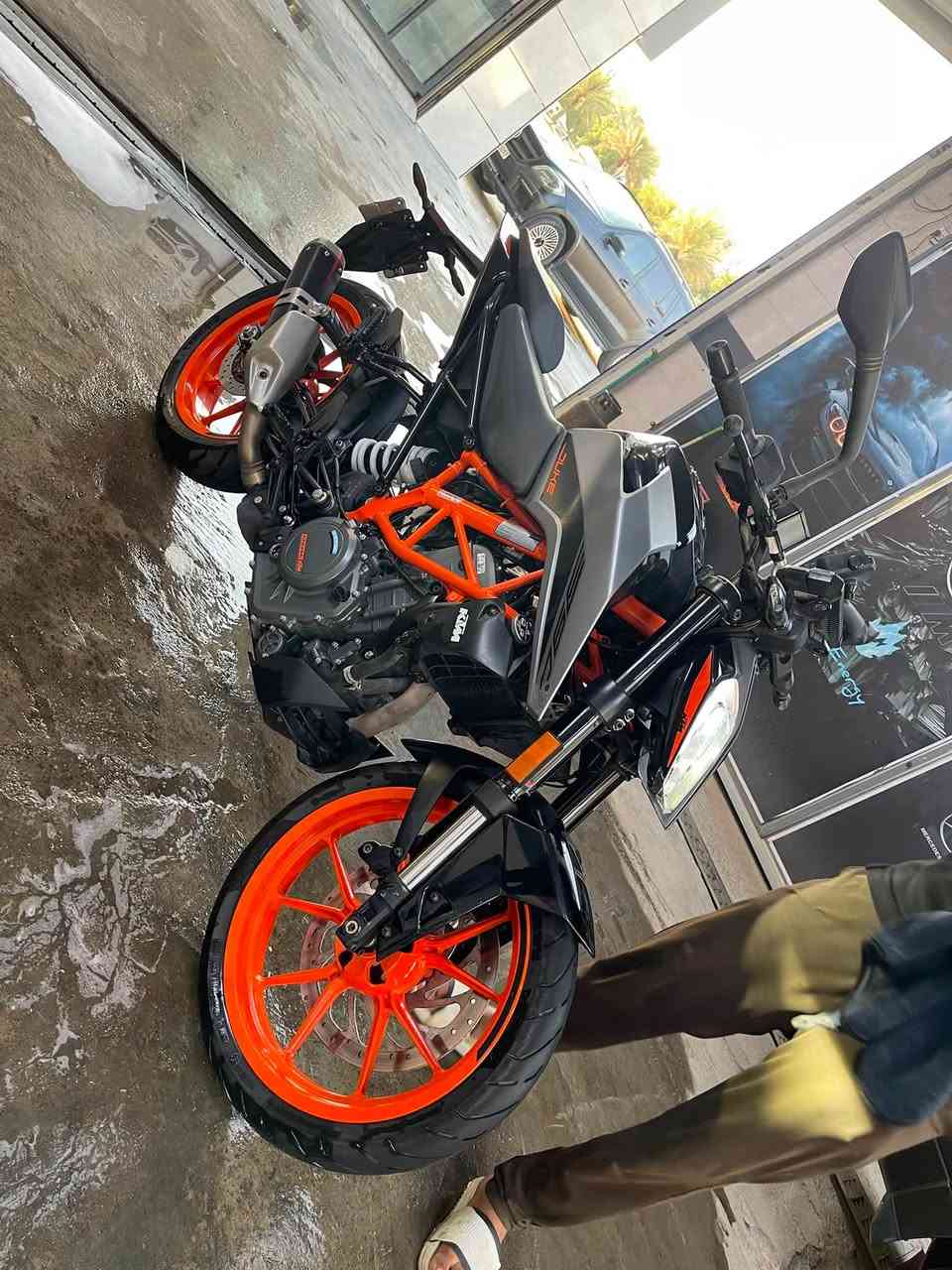 اللهم صلي على محمد وال محمد 
السلام عليكم 

KTM DUKE 390CC 2022  
ABS أمامي وخلفي 
Traction control 
Quick shifter 
الممشى : 11 ألف كيلو متر 
الصناعة : أوروبية نمساوية 
ناقل الحركة : تسلسلي من 6 غيارات 
نظام التبريد : سائل تبريد
نظام الوقود : حقن وقود إلكتروني ( نوزل ) 
إضاءة : LED 
شاشة العرض : TFT ملونة بالكامل 
سعة خزان الوقود : 13 لتر تقريباً 
سنوية ورقم بغداد مميز + الدراجة مكفولة كفالة عامة محرك وگير وكهربائيات وعقول 
هدية خوذة intense أصلية + فلتر شوتة + فلتر بانزين 
السعر الكلي : 4.250.000  
الرقم : *********** متواجد واتساب واتصال
