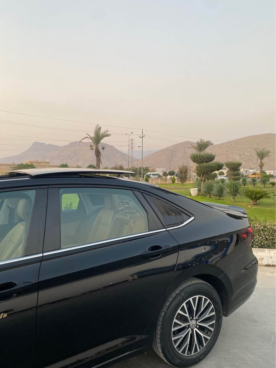 فولکسواگن جیتا ٢٠١٩ Se پلەس 
سەیارەکە دوو پارچەی بۆیاخە بێ ناوگرتن
پێش و پشتی کەپسە ڕادێتەری بیلادە 
ئێرباگی نەتەقیوە هەمووی بەشەرتە 
سەیارەکە فول مواسەفاتە (بیلاد ناو زەرد - پانۆڕاما - کوشن جڵد - کوشیین هیتەر - رادار - تەحدیر سورحە - بڕێک بەسمە - زۆر مواسەفاتی تر ) ….
چوار تایەی و ویلی لۆکی لەژێرە 
سەیارەکە زۆر توند و تۆڵە بێ کێشەیە 
نرخ : ١٢٨ گەڵا 
ژ.م : ***********
شوێن : ڕانیە رانية, السليمانية

