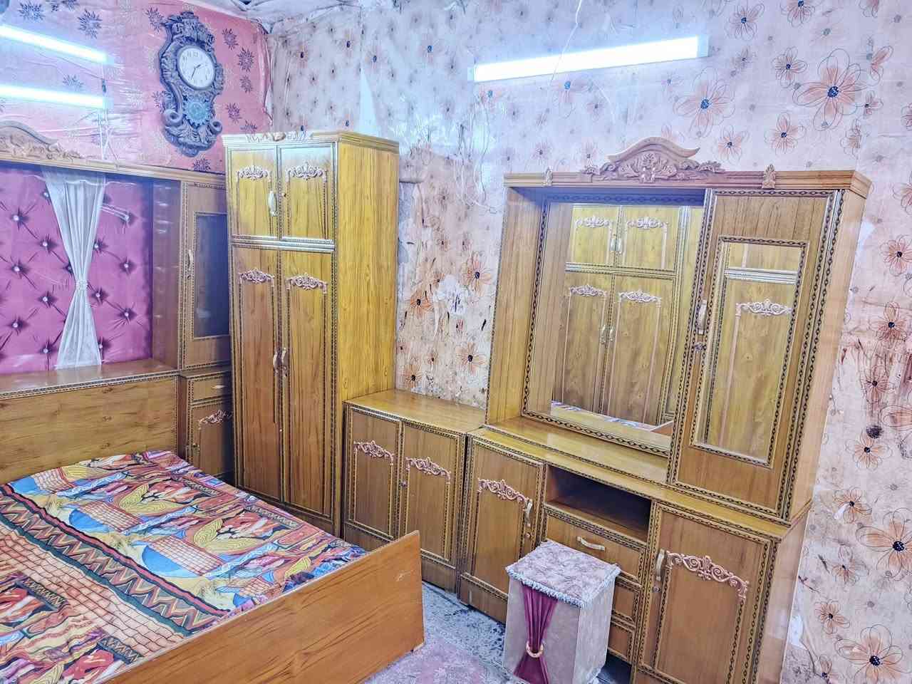 غرفه اخشاب خمس ابواب ملحق للبيع ***********السعر 700صاج الزاويه كنتوريه موديل حديث نض
