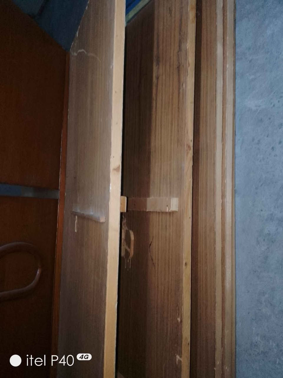 كنتور 6 ابواب ملحق شغل ثگيل احطاطة الخارج والداخل صاج السعر 190 اللعنوان بغداد التاجيات 
*********** بي واتساب بغداد, العراق

نص مكتوب في الصور:
- itel P40 4G
- 8:28 م
- el P40 4G