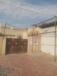 بيت مع محلات اثنين للبيع المساحة 300 متر الواجهة 12 النزال 25 طابق واح...