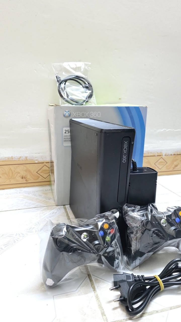 اكس بوكس 360مهكر حيل حيل نظيف يحتوي على مجموعة العاب قويه ويحتوي على 2جوستك وكارتون وكامل غراضه بلادي شرط الفحص السعر 130 توصيل جميع المحافظات متوفر ***********
