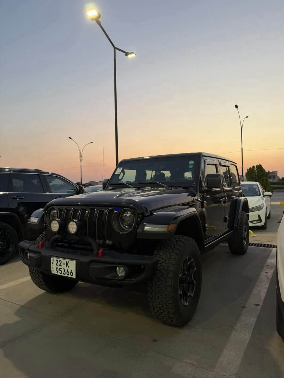 جيب رانكلر ٢٠٢٣ خليجي شركة هارلم 
ماشية ٤٨٠٠ كيلو متر 
روبيكون فول مواصفات معروفة
بيهة اضافات مطبخ متنقل
دوسات كهربائية
و بروجكترات امامية 
السعر ٣٨ الف دولار (٣٨٠ ورقة) بيهة مجال بسيط
مكان السيارة اربيل
رقم التواصل ***********

