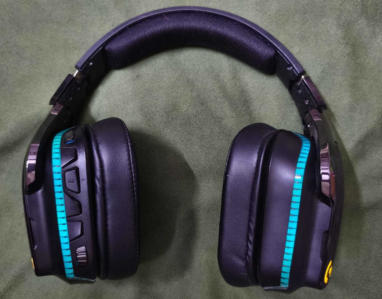 🔥 للبيع: سماعة الألعاب اللاسلكية Logitech G935 Wireless (بحالة ممتازة) 🔥
سماعة ألعاب احترافية غنية عن التعريف من لوجيتك، تجمع بين الصوت المحيطي الرهيب والراحة في الاستخدام. السماعة بحالة نظيفة جداً وقليلة الاستخدام كما موضح بالصور.
المواصفات وحالة السماعة:
الأداء والصوت: صوت محيطي 7.1 حقيقي (DTS Headphone:X 2.0) ممتازة جداً للألعاب التنافسية (تحديد الاتجاهات) والأفلام.
النظافة والخامة: الجلد والإسفنج بحالة ممتازة ونظيفة وبدون تشققات، الشخوط لا تذكر.
الشحن والبطارية: شحنها ممتاز جداً وتطول لعدة ساعات لعب متواصلة.
الإضاءة: إضاءة RGB شغالة بالكامل وبشكل ممتاز مع إمكانية تخصيصها عبر برنامج Logitech G HUB.
الملحقات: الكيبل الأصلي موجود + الكارتونة الأصلية موجودة (بها تضرر بسيط بالخارج فقط لكن تدعم السماعة وتضم ملحقاتها).
💰 السعر: 85,000 دينار عراقي
مكاني نجف
رقمي واتساب *********** النجف, العراق
