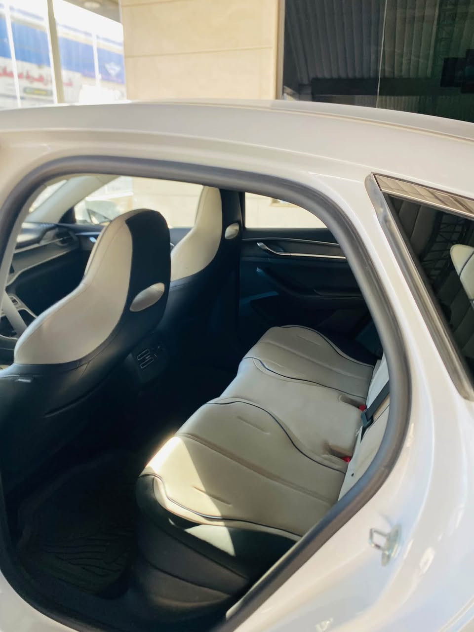 سلام عليكم
BYD Qin Plus DM-i موديل 2025
 الموديل: 2025
 الممشى (العداد): 25,000 كم
 الحالة: ممتازة (بحالة الزيرو / نظيفة جداً)
 اللون الخارجي: أبيض
 اللون الداخلي: فاتح (أوف وايت / بيج)
 
أبرز المواصفات العامة للتصنيف (فئة A):
 نظام المحرك: هجين متطور (Plug-in Hybrid - DM-i) يجمع بين محرك بنزين سعة 1.5 لتر ومحرك كهربائي اقتصادي جداً في استهلاك الوقود.
 المقصورة والتقنيات:
 شاشة عرض وسائط مركزية تعمل باللمس وتدعم التدوير (قابلة للدوران أفقتياً وعمودياً).
 شاشة عدادات رقمية بالكامل.
 عجلة قيادة متعددة الوظائف (تحكم بالصوت والمثبت).
 فرش جلد بلون فاتح مريح وعصري.
 الأمان والراحة:
 مستشعرات (حساسات) وأجهزة استشعار رادار أمامية وخلفية.
 كاميرا رؤية خلفية / محيطية.
 نظام دخول ذكي وتشغيل بصمة.
 إضاءة أمامية وخلفية LED حديثة. 
    الستفسار /***********
