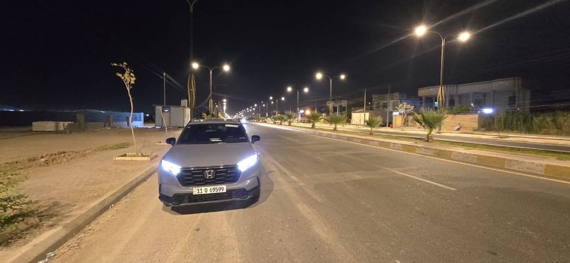 Honda CR-V Touring 2024
محرك بنزين 4 سلندر سعة 2.0 لتر بنظام Atkinson.
نظام هايبرد بمحركين كهربائيين (e:HEV).
القوة الإجمالية للنظام: 204 حصان.
عزم المحرك الكهربائي: 335 نيوتن.متر (247 lb-ft).
ناقل حركة أوتوماتيكي كهربائي e-CVT.
نظام دفع رباعي ذكي Real Time AWD.
أربعة أوضاع قيادة: Eco – Normal – Sport – Snow. �
Honda Info Center +١
التصميم الخارجي
جنوط ألمنيوم رياضية قياس 19 إنش.
مصابيح أمامية LED أوتوماتيكية.
إضاءة نهارية LED.
مصابيح ضباب LED.
مصابيح خلفية LED.
باب خلفي كهربائي يعمل بدون استخدام اليد (Hands-Free).
مرايا كهربائية قابلة للطي مع تدفئة.
سقف بانورامي كهربائي.
المقصورة
مقاعد جلد فاخرة.
مقعد السائق كهربائي بـ10 وضعيات مع ذاكرة.
مقعد الراكب الأمامي كهربائي بـ4 وضعيات.
تدفئة للمقاعد الأمامية.
تدفئة لعجلة القيادة.
مكيف أوتوماتيكي ثنائي المناطق.
فتحات تكييف للمقاعد الخلفية.
شاشة عدادات رقمية.
شاشة وسطية لمس 9 إنش.
شاحن لاسلكي للهاتف.
منافذ USB أمامية وخلفية.
الترفيه
نظام Apple CarPlay اللاسلكي.
نظام Android Auto اللاسلكي.
نظام ملاحة (بحسب السوق).
نظام صوت BOSE فاخر بـ 12 سماعة.
الأمان والسلامة
مثبت سرعة متكيف (ACC).
نظام المحافظة على المسار (LKAS).
الكبح التلقائي لتجنب الاصطدام.
التحذير من مغادرة المسار.
مساعد القيادة في الازدحام (Traffic Jam Assist).
قراءة إشارات المرور.
مراقبة النقطة العمياء.
تنبيه حركة المرور الخلفية.
حساسات أمامية وخلفية.
كاميرا خلفية متعددة الزوايا.
فرامل يد إلكترونية مع Auto Hold.
نظام الثبات الإلكتروني.
نظام مراقبة ضغط الإطارات.
وسائد هوائية متعددة. 

مكان السيارة الأنبار الفلوجة 

السعر المطلوب 23,000 $
هاتف ***********
آسيا  ***********
