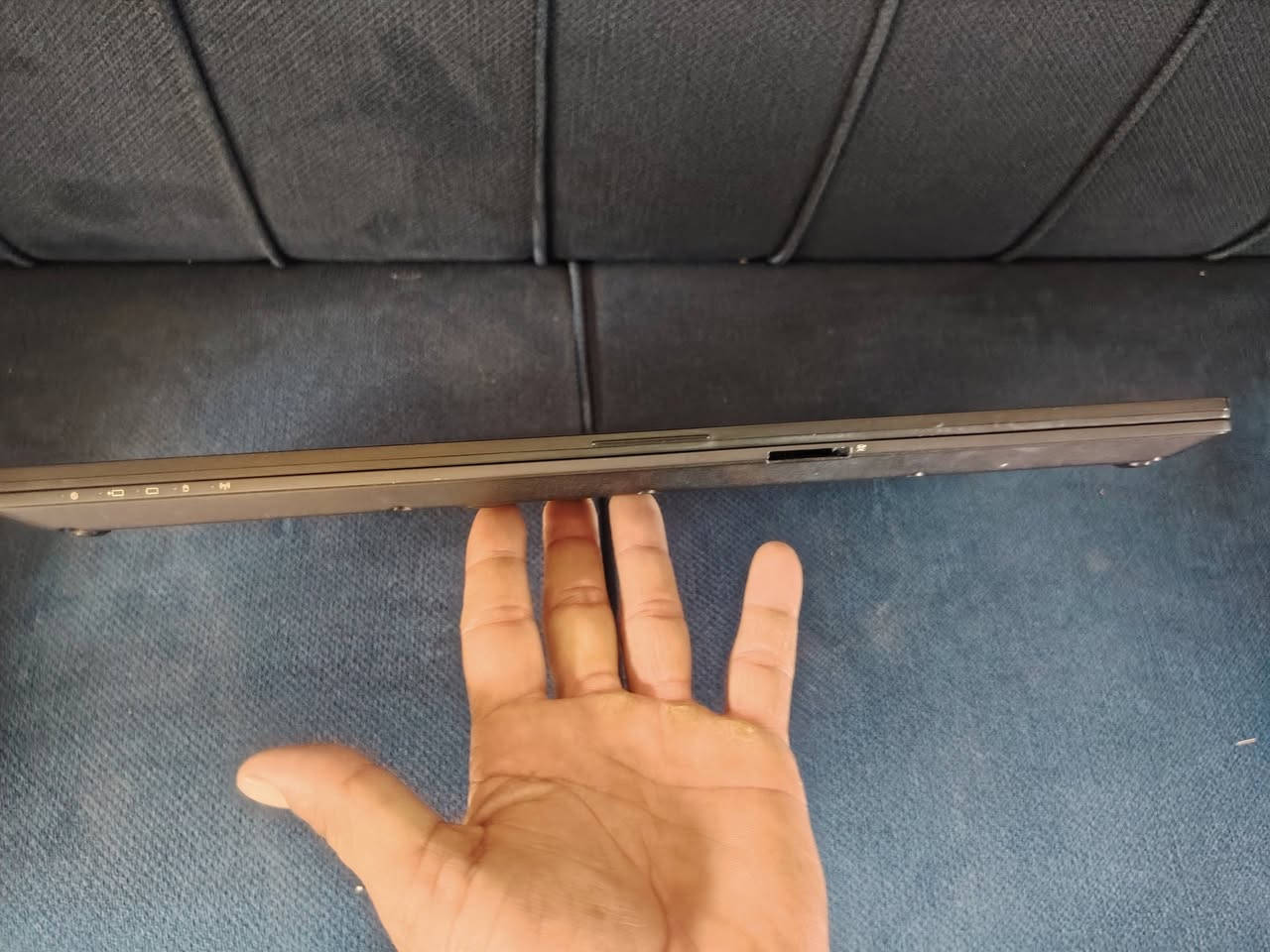 Fujitsu LIFEBOOK U
i5 6th جيل السادس 
ram 8 gb ddr4
SSD M.2 256 gb
اللابتوب اصلي من المانيا طلب خاص تتميز أجهزة لاب توب فوجيتسو (Fujitsu)، وتحديداً سلسلة LifeBook، بجودتها اليابانية-الألمانية العالية والمتانة المصممة للاستخدام المكتبي والمهني.

المتانة والجودة: تصميم هيكلي قوي يتحمل الاستخدام الشاق في بيئات العمل المهنية.

عمر البطارية والوزن: تتميز بوزنها الخفيف مما يجعلها ممتازة للتنقل، مع بطاريات تقدم أداءً ممتازاً.

لوحة المفاتيح: مريحة جداً في الكتابة وتعتبر من أفضل لوحات المفاتيح في أجهزة الأعمال.

خيارات الأمان: تدعم ميزات أمان متقدمة، مثل مستشعر بصمة راحة اليد (PalmSecure).

توفر المنافذ: تحتوي على تشكيلة واسعة من المنافذ التقليدية والحديثة لتوصيل الأجهزه الطرفية بسهولة.
مكاني بابل الحله يوجد توصيل بغداد فقط
*********** ما متواجد ع نت الشراي يتصل

