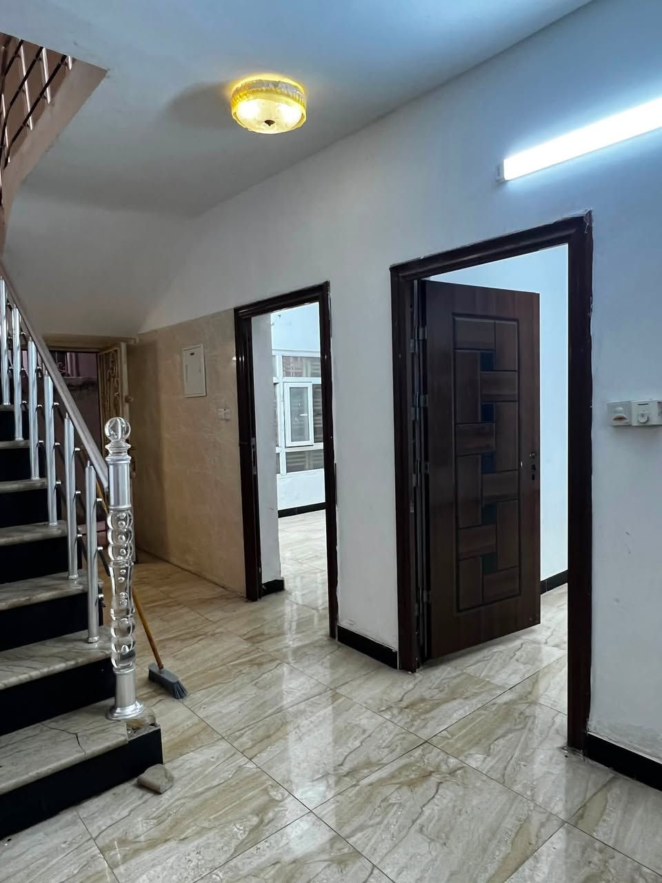 بيت للبيع — فرصة مميزة للسكن والاستثمار
بيت مرتب وجاهز للسكن، بموقع مميز ومنطقة هادئة وقريبة من الخدمات ✨

📐 المساحة: 270 م²
🛏️ عدد الغرف: 4
🚿 عدد الحمامات:3
🚗 كراج: سيارة
📍 الموقع: حي الجزائر /المعلمين قرب مأكولات تشرين موقع مميز 

💰 السعر: 330 
والسعر قابل للتفاوض للجادين فقط.

📞 للاستفسار والتفاصيل أو تحديد موعد للمعاينة: ***********

إذا تبحث عن بيت مرتب بموقع مميز، لا تفوّت الفرصة

