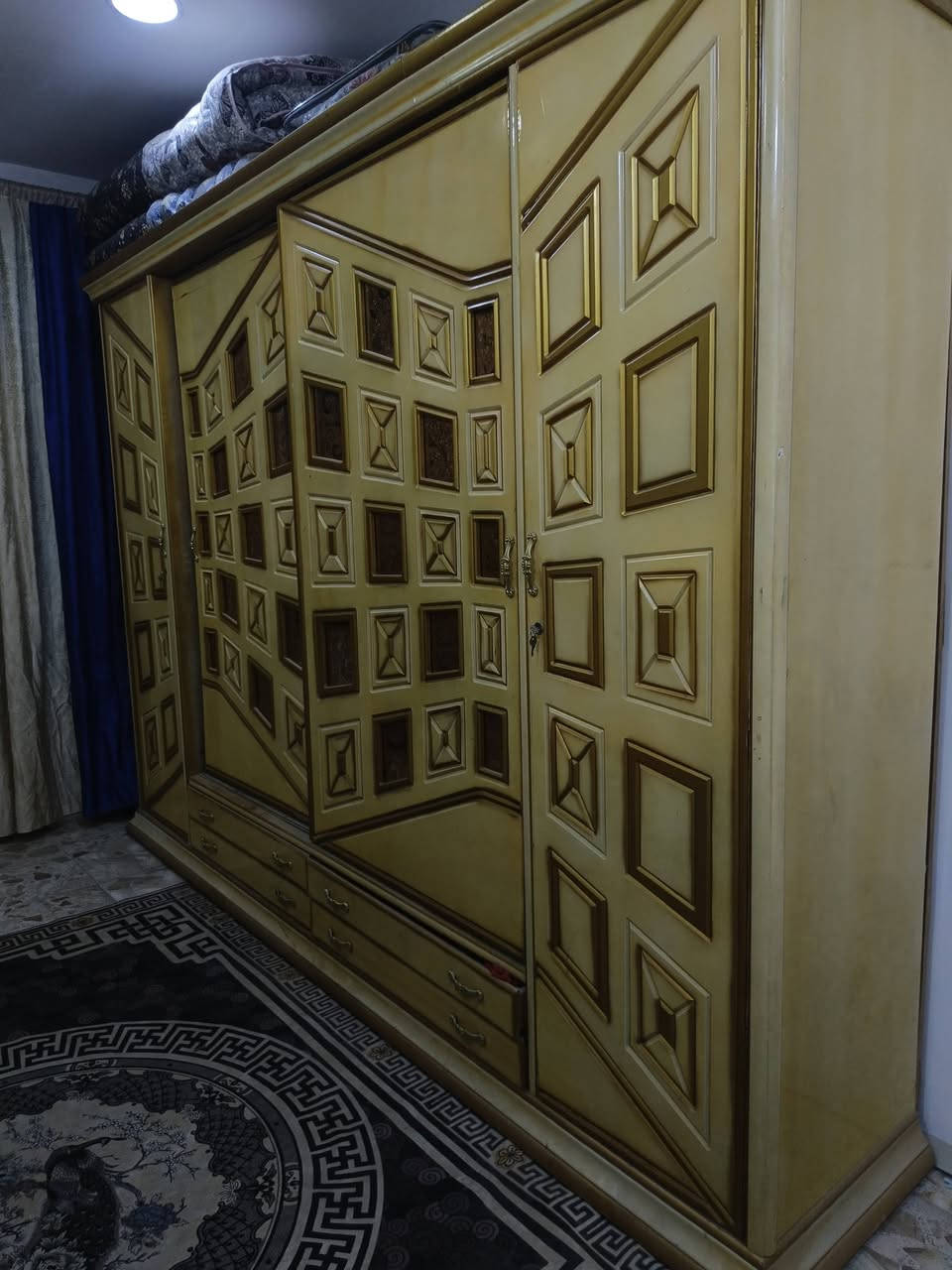 غرفه نوم للبيع اخشاب عراقي اصلي باب كنتور  سلايت الغرفه بيها اضرار بس باب عوزه سجه  السعر 750,000الف  العنوان بغداد مدينة الصدر قطاع 33
***********
