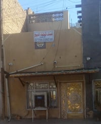 نصف قطعه للبيع المساحه ٧٢ واجه البيت عله ساحه بناء عكاده نضيفه طابقين ...