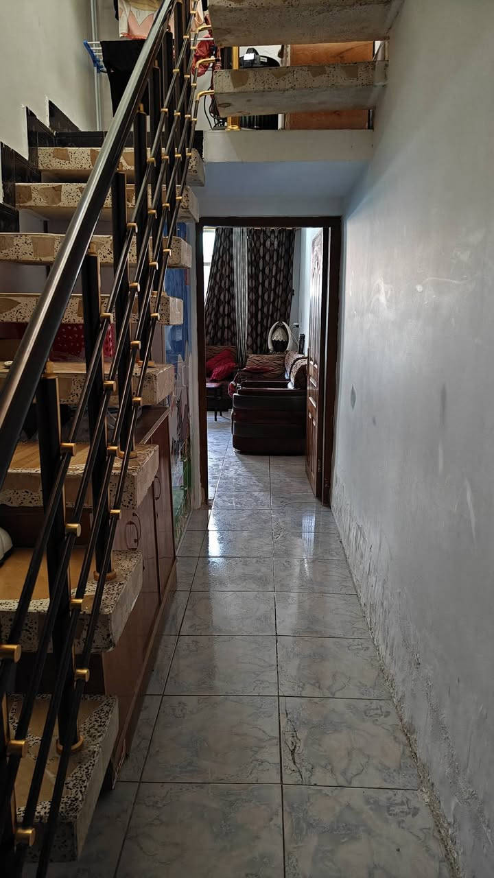السلام عليكم 
بيت 100 متر  5x20  طابق واحد زراعي حجي جعفر فرع مدرسة البستان قرب اسواق حازم 
خدمات كاملة تبليط مجاري مي محولتين كهرباء 
البيت بدون شتايكر وستارة
الكاشي مثل مموضح بالصورة واكو مكانات بيهه رطوبة
للاستفسار ***********
السعر 100 مليون
