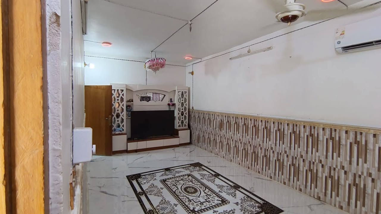 اللهم صلّ على محمد وآل محمد  بيت للبيع الموقع شارع القادسيه من جهة الزراعي مقابل مدرسة اقرء قريب على شارع العام مساحه /200/متر  البيت يحتوي على مطبخ و صاله و غرفتين  واستقبال    ومجمع صحيات حمام داخلي  وخارجيه  ومرقم بلديه على قرار 320   وباقي تفاصيل بصور الاتصال على رقم  ***********
