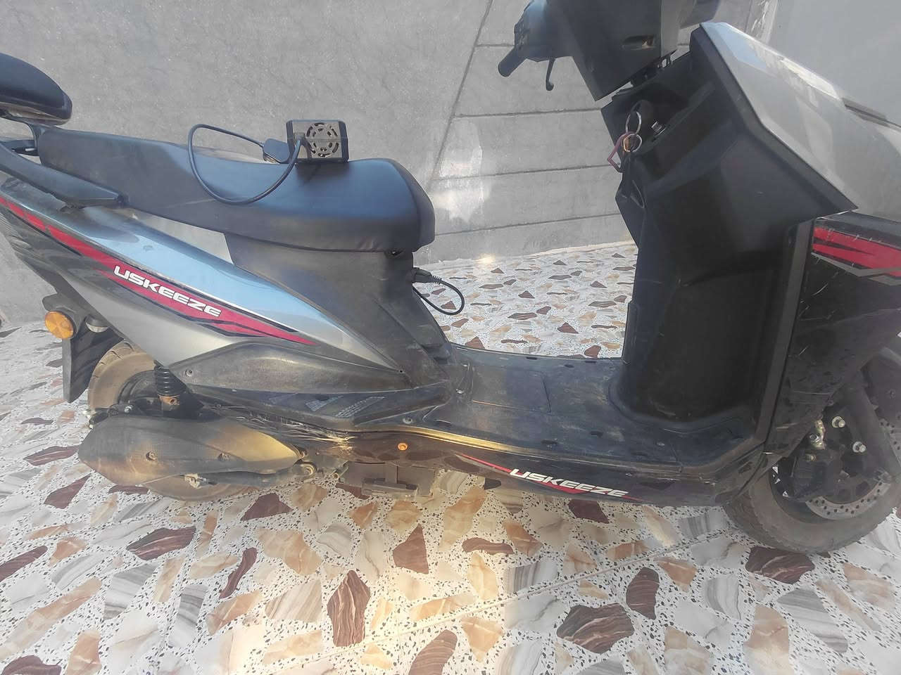 السلام عليكم شباب موطور شحن للبيع كما موضح بالصوره بي نقص بطاريه واكفه والباقيات اني اكفلهن ,مع الشاحنه الاصليه  رايده ٤٥٠الف  وبي مجال شي بسيط ...***********
