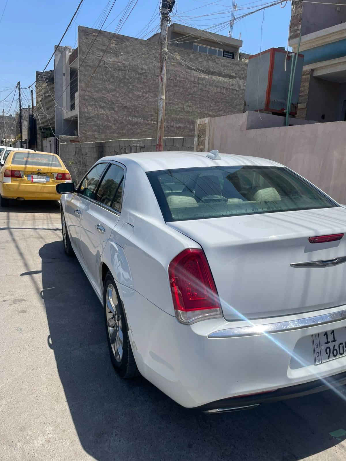 السلام عليكم كرايسلر c300 تورنك لون ابيض 2018 رقم بغداد ماشيه 200 الف كيلو مو ميل محرك 6 سلندر 3600 السيارة حادثهة مال امريكا موجود بالصور وبيهة 3 مكانات بارد مكاني بغداد الكرخ 
السعر 198 وبيهة مجال بسيط 
للتواصل ماسنجر أو  الرقم  ***********
