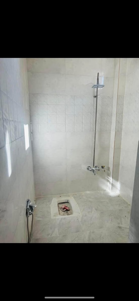 بنايه سكنيه ركن تحتوي على محلات اثنين اكبار وعلى شقه كبيره البناء حديث ودرجه اولى لايوجد فيها اي نقص الموقع بدايه مسقط شارع القاضي  المساحه ٧٠ متر سند باسمي للاستفسار ***********
