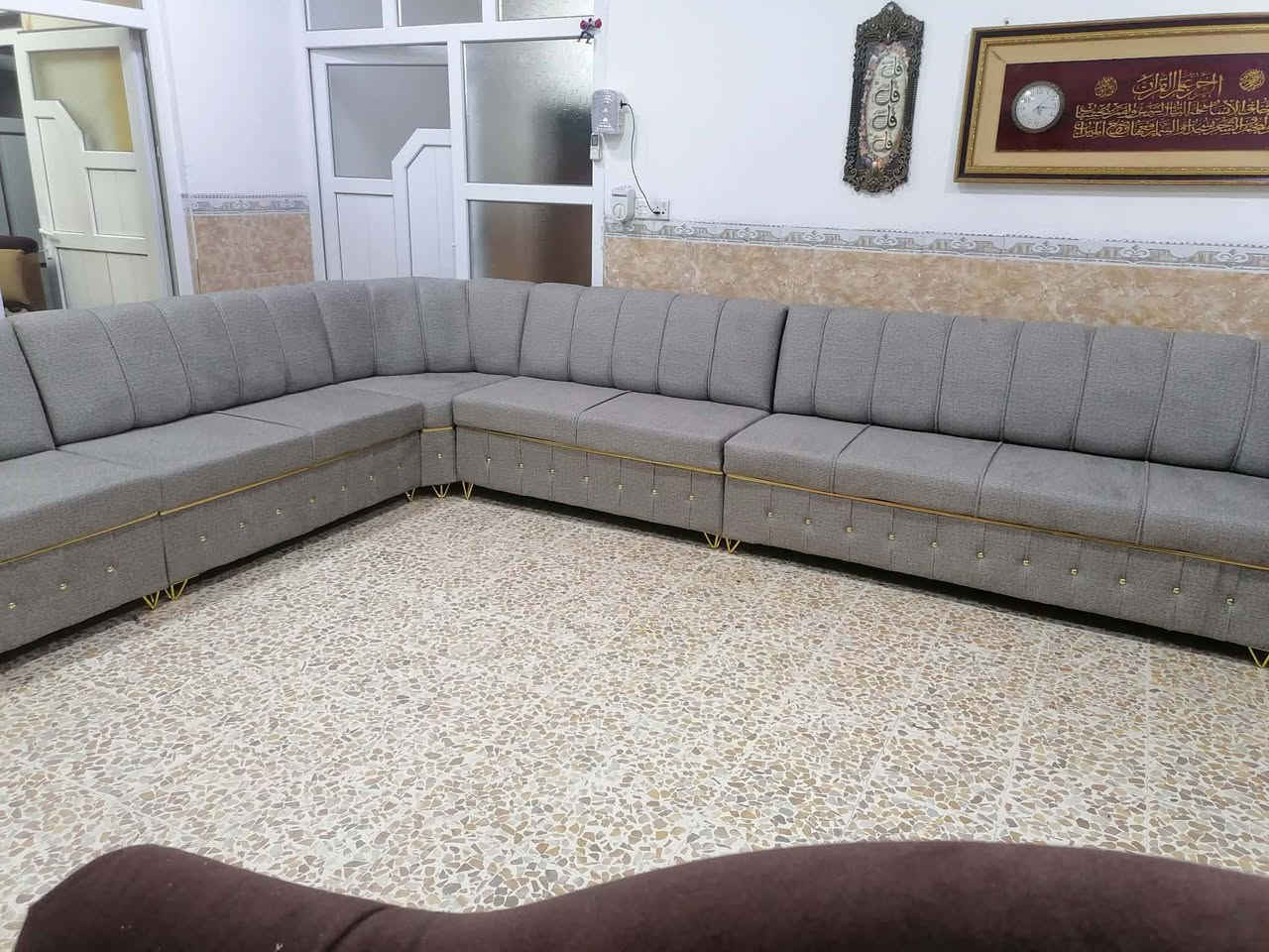 ديوان ٩ متر خشب عراقي ثقيل دوشمة جديدة شرط القماش والخشب والاسفنج السعر ٤٢٥ الف للإستفسار على الرقم *********** و*********** موصل الحدباء
