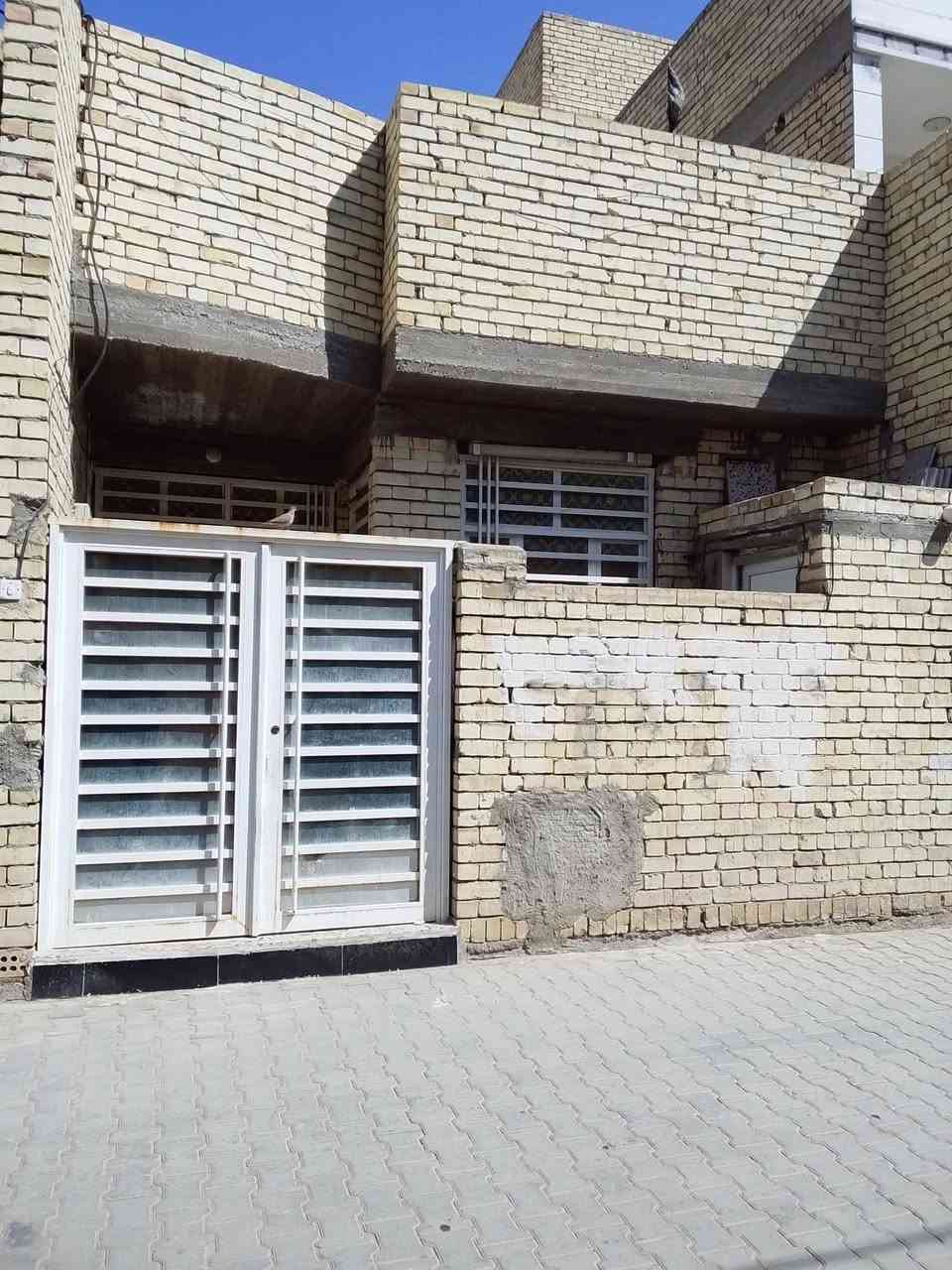 السلام عليكم بيت للبيع مساحه ١٢٠ متر طابق واحد سند٢٥ اصولي البيت نهايه حي أور منطقه الغرير يحتوي على استقبال وحولي كبير وغرفه نوم ١ ترك عدد٢ ومدخلين للاستقبال وللحولي بيت جديد طابوق بناء درجه اولى رفت عالي عن الشارع فرع عريض كامل خدمات من مقرنص ومجاري ومي فرع ابوخميس نزله عياده الشعبيه القديمه ٧فرع سعره ٨٥وبي مجال شي قليل للاستفسار اتصال على رقم***********بيت فارغ استلام فوري
