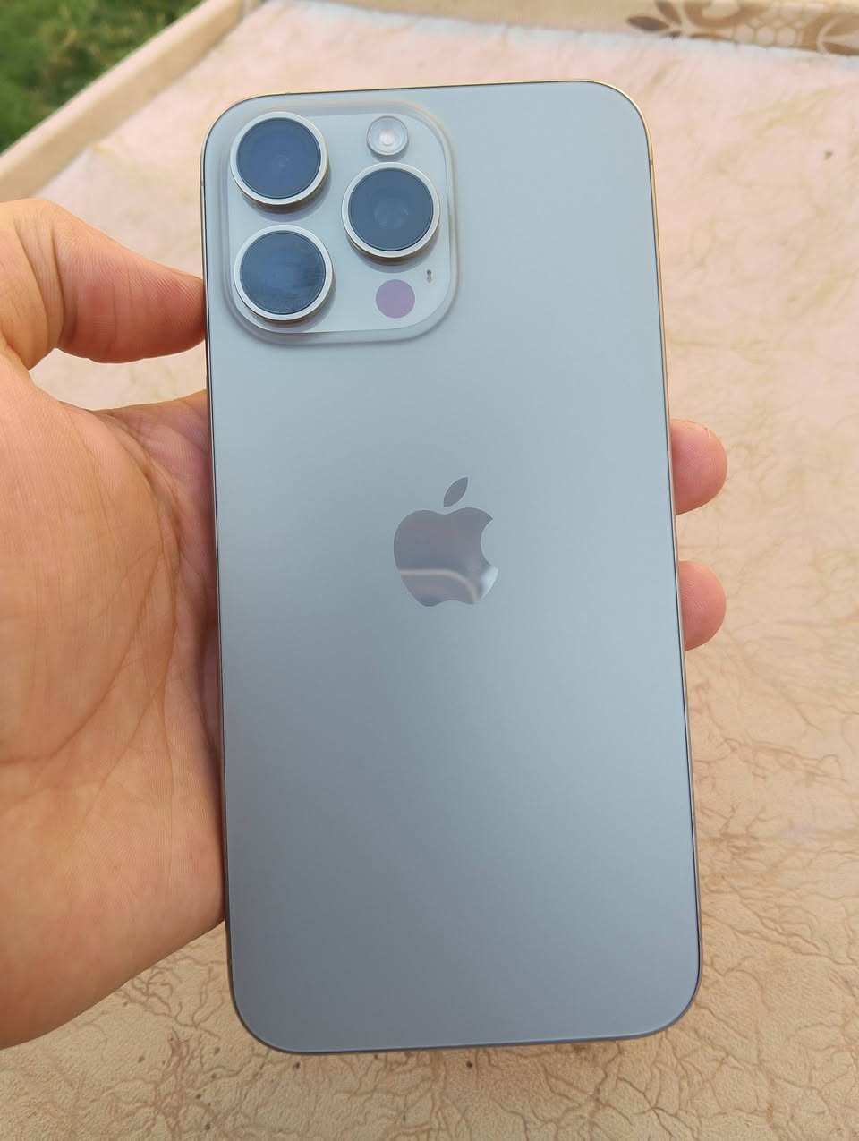 آيفون 15 برو ماكس (iPhone 15 Pro Max)
الذاكرة: 256 جيجابايت.

النسخة: شرق أوسط 

حالة الجهاز: بلادي 100%، غير مفتوح نهائياً، وما مبدل بيه أي قطعة 

نسبة البطارية: 87% 

السعر: 1,000,000 دينار عراقي بي مجال بسيط

المكان: بغداد
للتواصل: ***********
