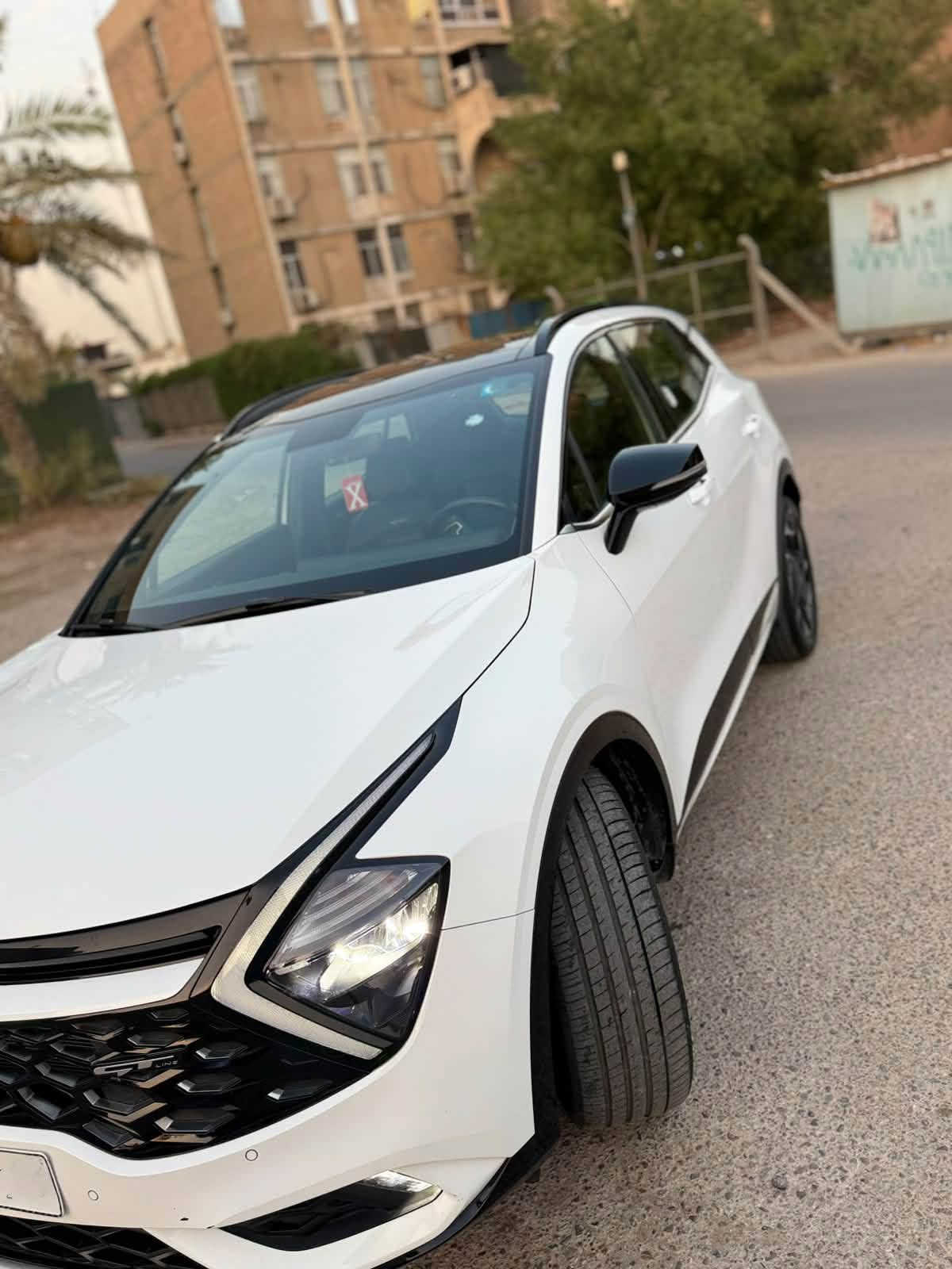 سلام عليكم سبورتج 25 جيتي لاين 
ماشيه 30 
فول موصفات معروفه موصفات الجيتي لاين 
سياره جديده 
بيه بي دي ار بل باب وكعت عليه دراجه باقي سياره كفاله 
سعره 234 بيه مجال 
مكان سياره بغداد المنصور 
***********
